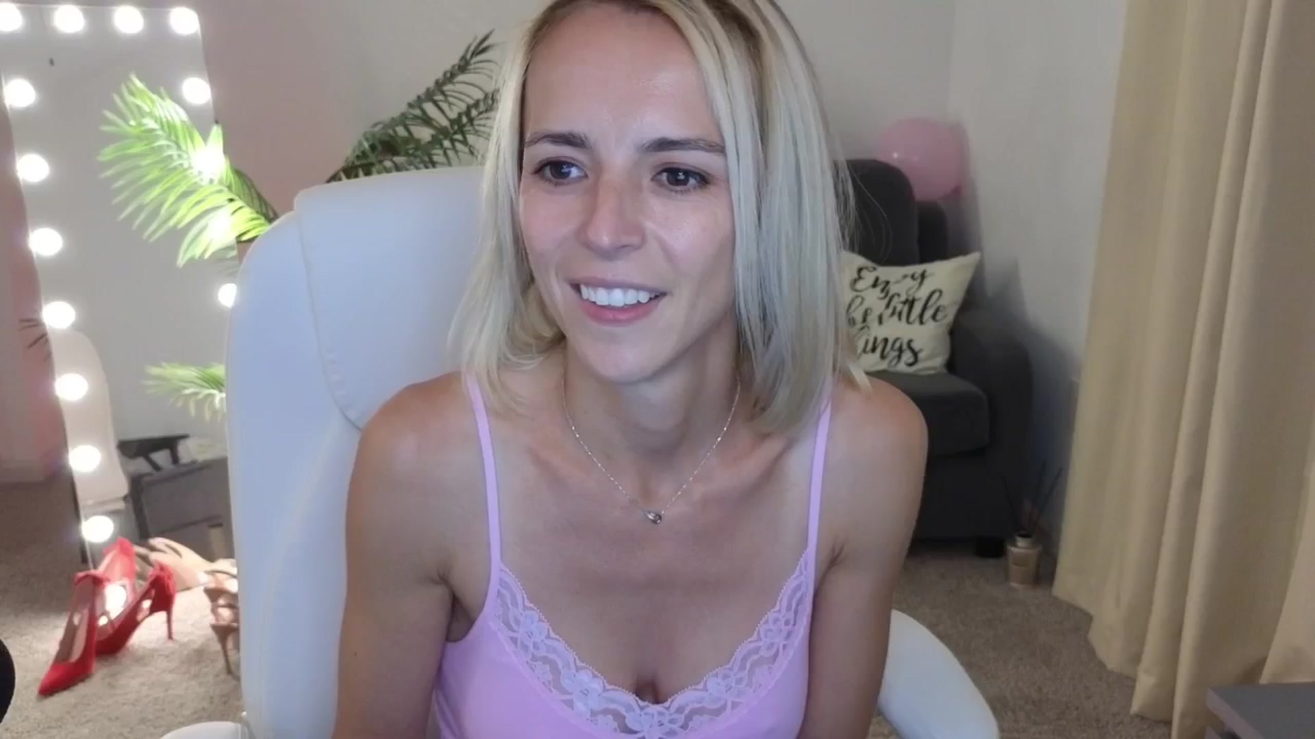 Gallery image thumbnail from MarthaMayer's myfreecams stream on, 06/15/2024, 20:52 image 11 of 20