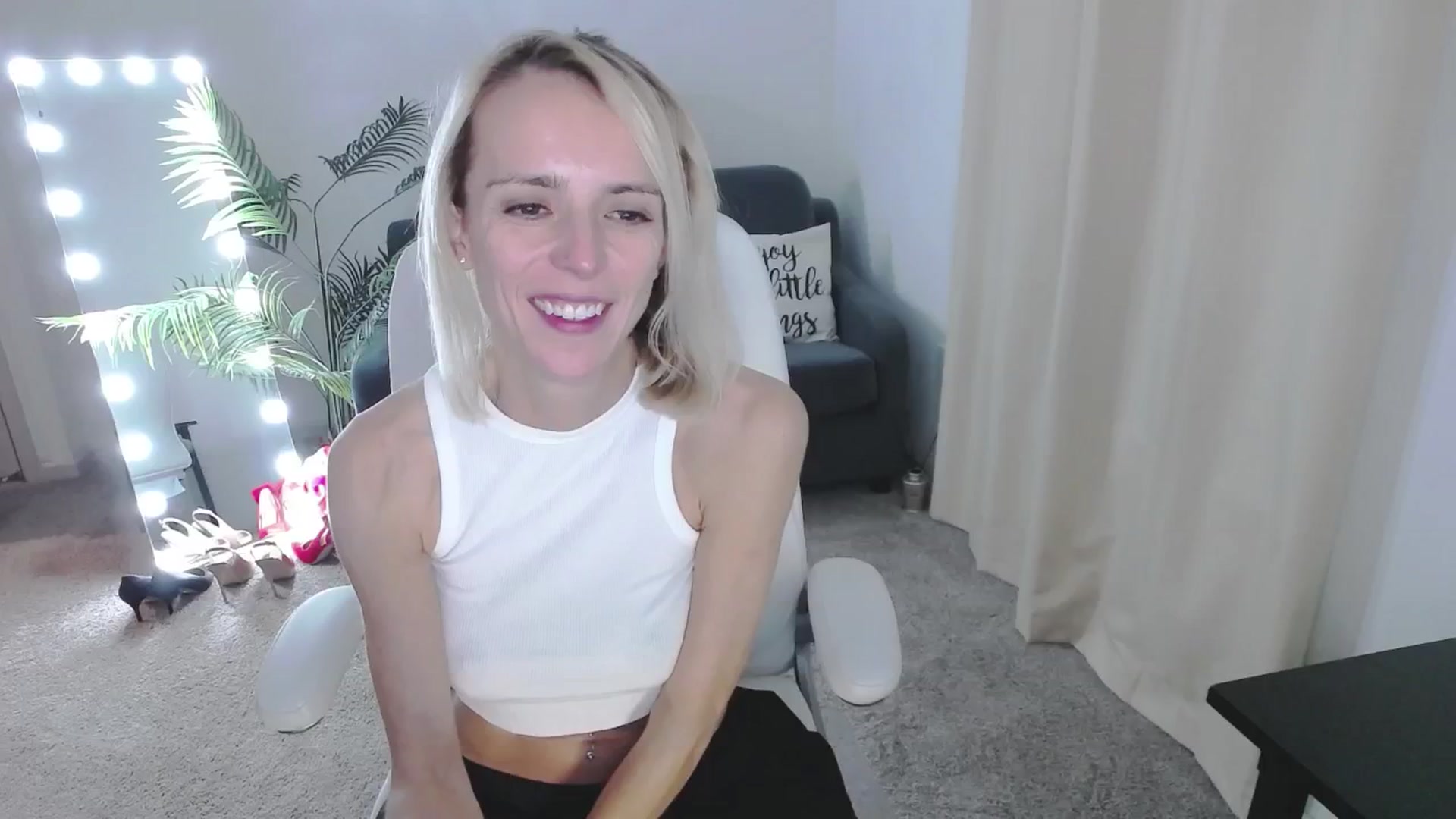 Gallery image thumbnail from MarthaMayer's myfreecams stream on, 11/01/2024, 20:57 image 18 of 20