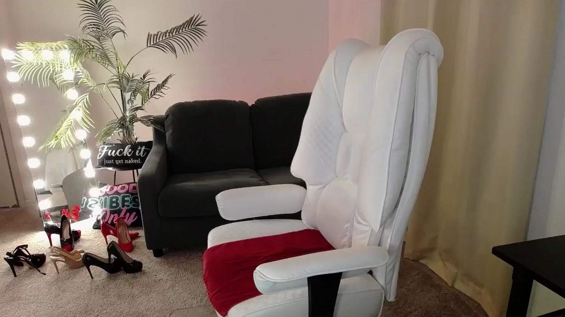 Gallery image thumbnail from MarthaMayer's myfreecams stream on, 02/07/2025, 19:18 image 3 of 20