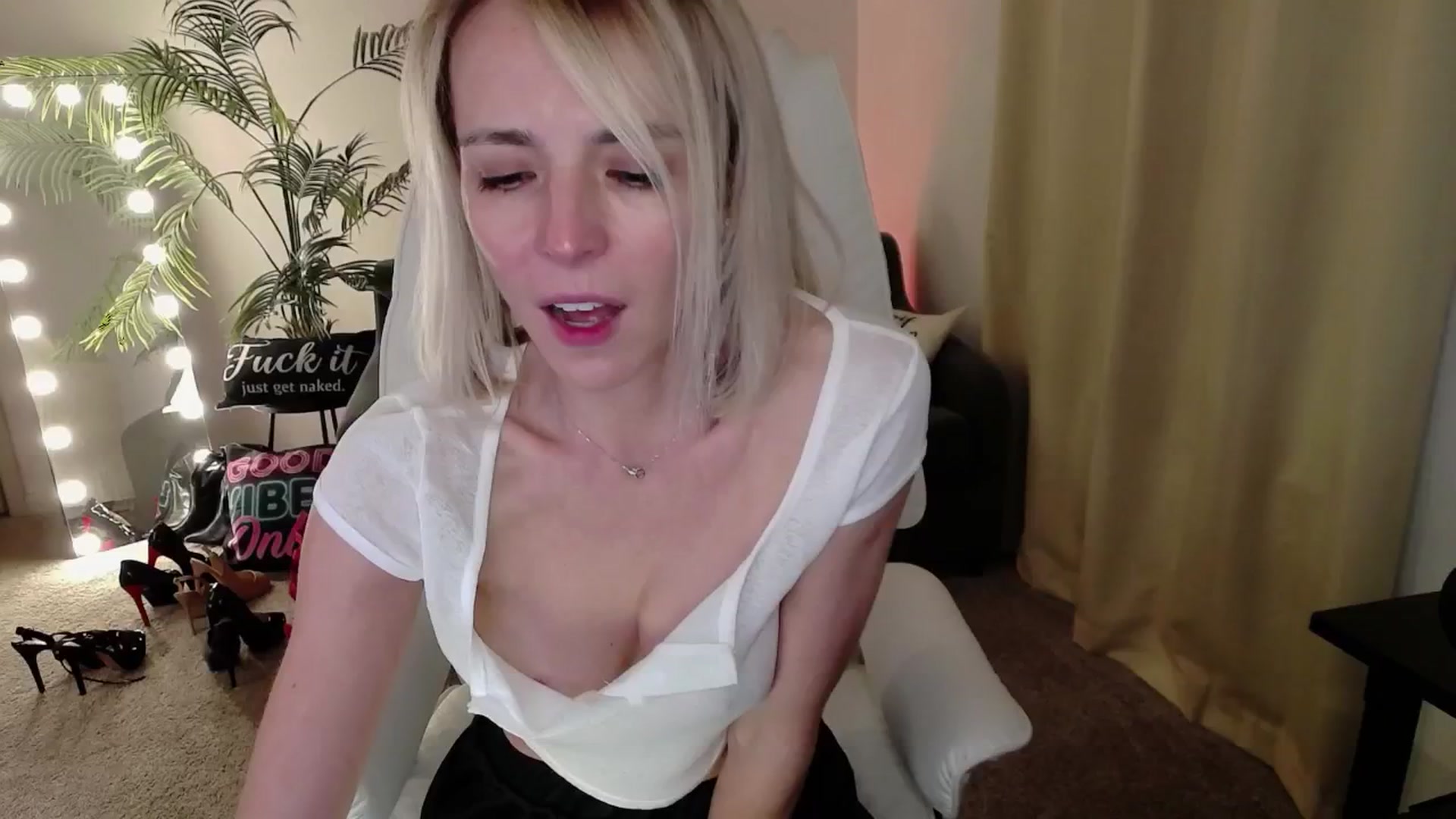 Gallery image thumbnail from MarthaMayer's myfreecams stream on, 03/22/2025, 15:08 image 19 of 20