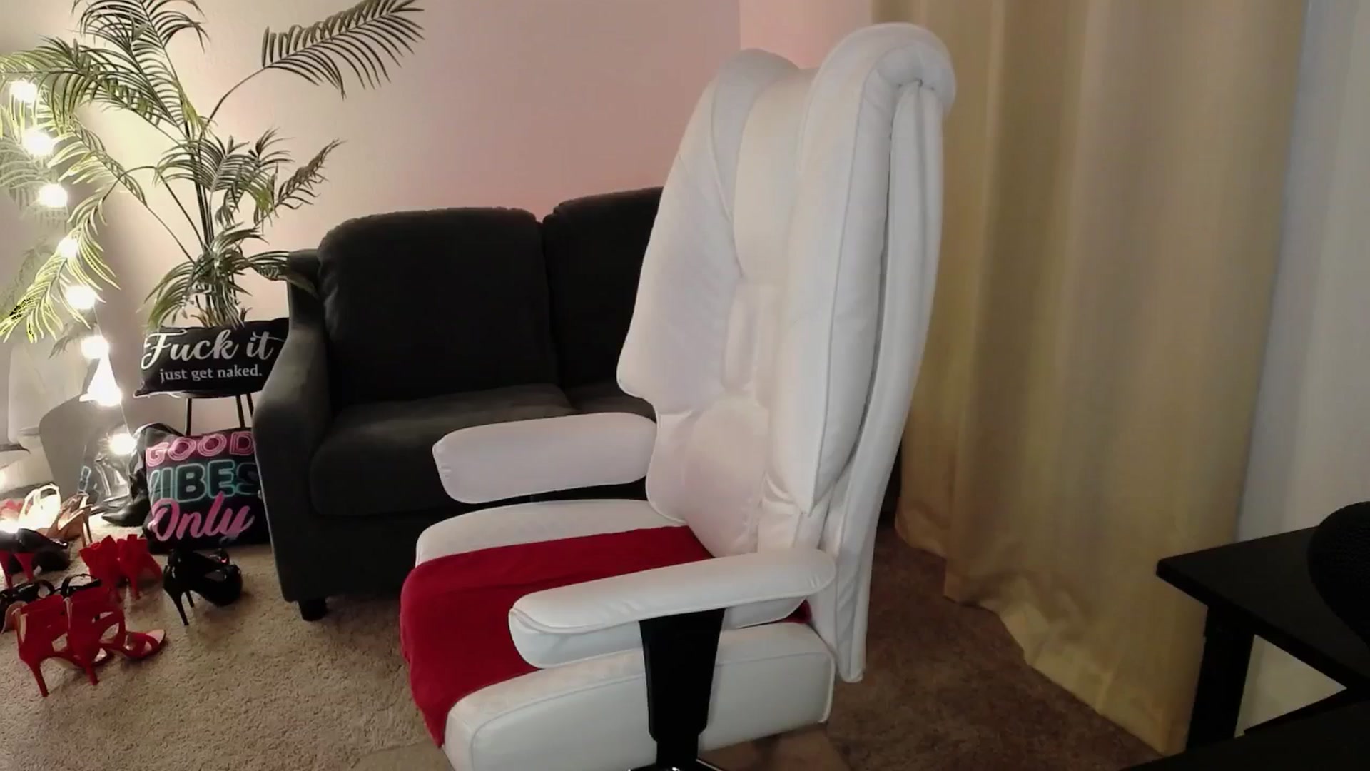 Gallery image thumbnail from MarthaMayer's myfreecams stream on, 04/24/2025, 20:26 image 16 of 20
