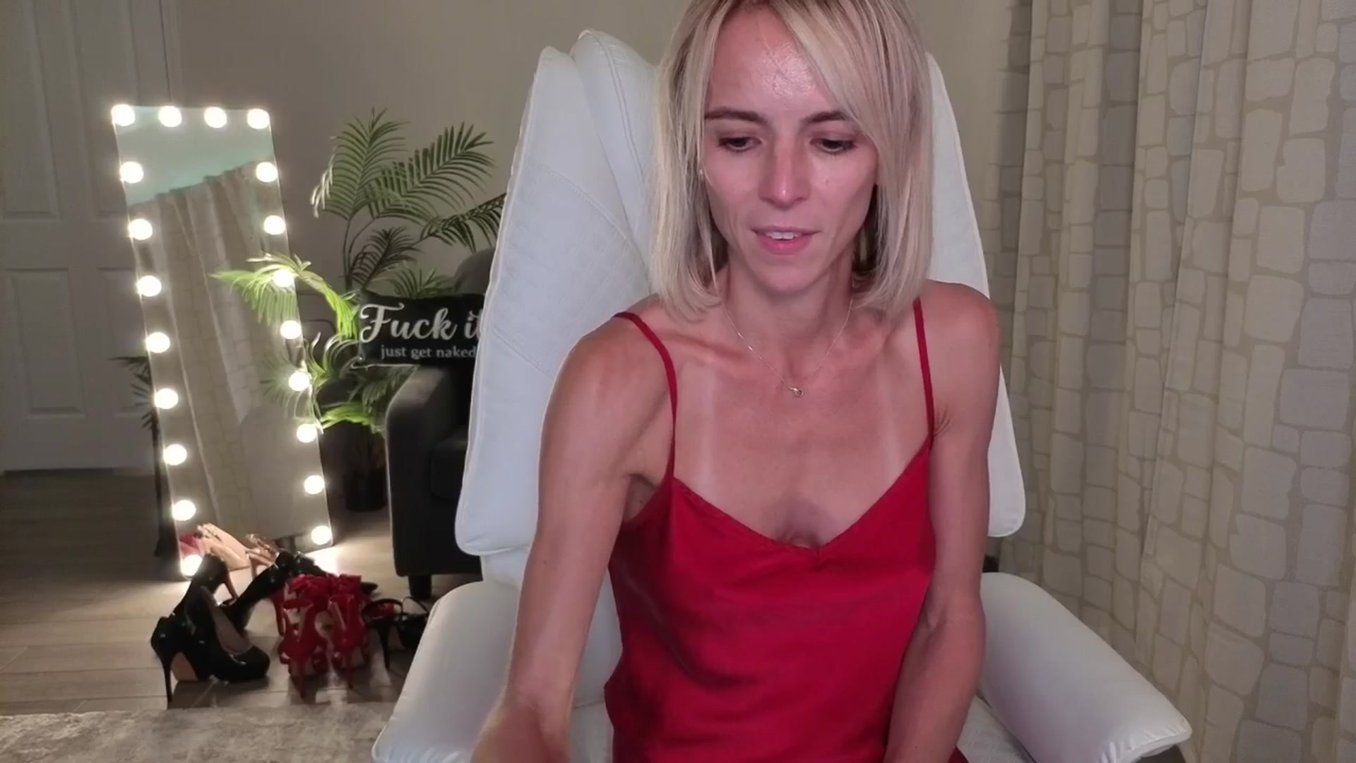 Gallery image thumbnail from MarthaMayer's myfreecams stream on, 09/19/2025, 18:14 image 17 of 20