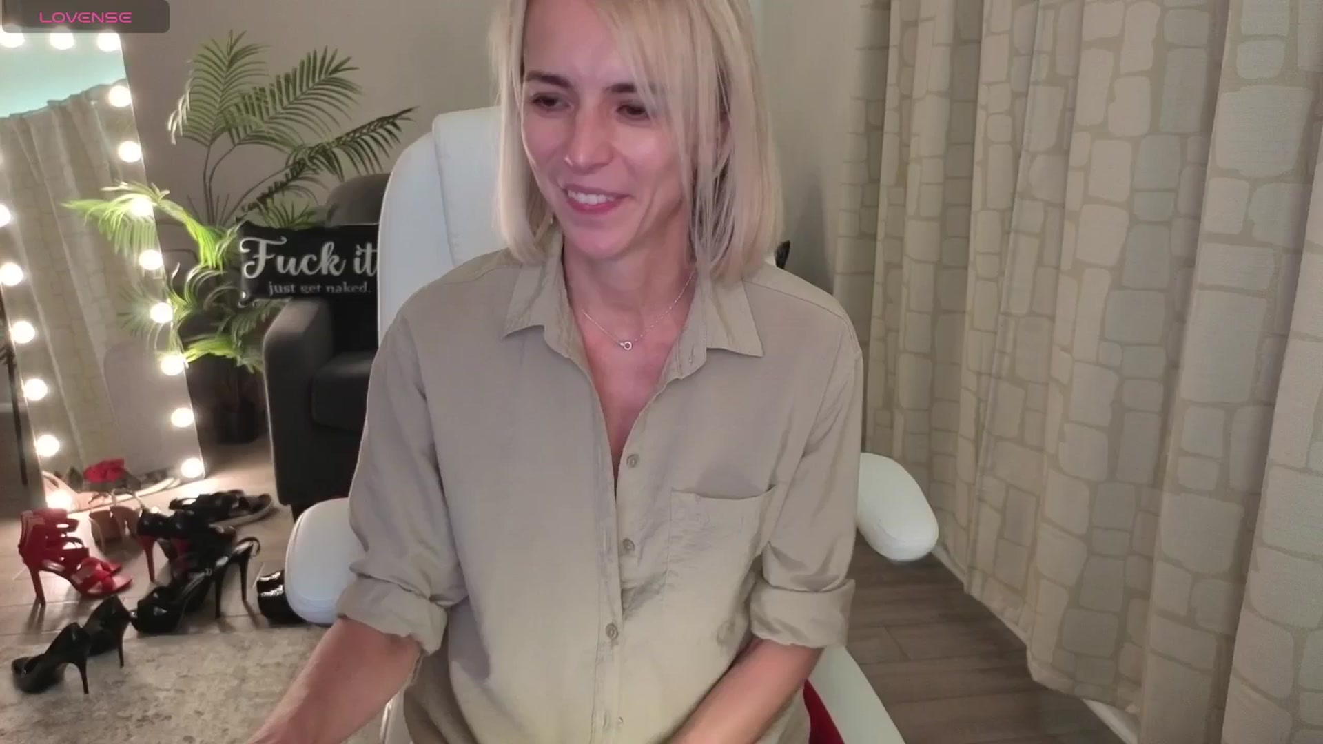 Gallery image thumbnail from MarthaMayer's myfreecams stream on, 11/17/2025, 18:31 image 13 of 20