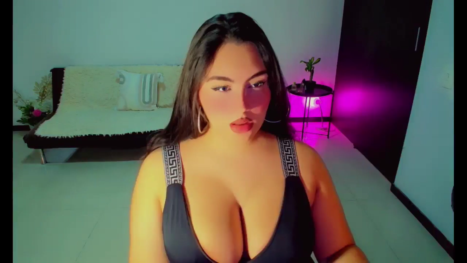 Gallery image thumbnail from MartinaFoxxy's myfreecams stream on, 12/24/2025, 23:42 image 8 of 20