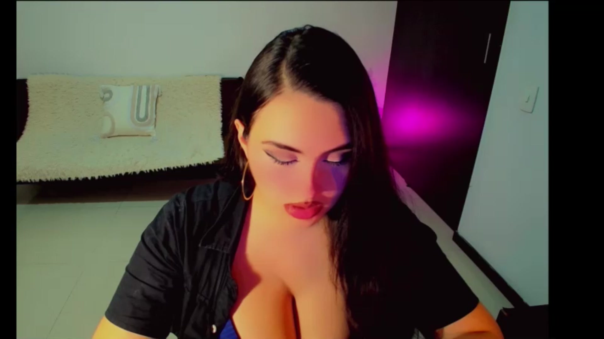 Gallery image thumbnail from MartinaFoxxy's myfreecams stream on, 01/05/2026, 02:32 image 11 of 20