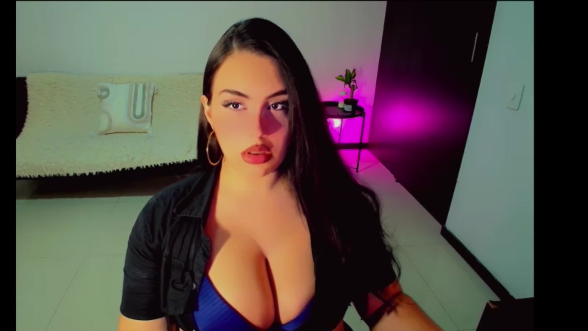 Gallery image thumbnail from MartinaFoxxy's myfreecams stream on, 01/05/2026, 02:32 image 12 of 20
