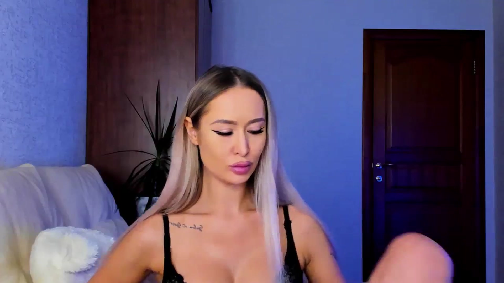 Gallery image thumbnail from MarySweety_'s myfreecams stream on, 10/03/2023, 04:10 image 4 of 20