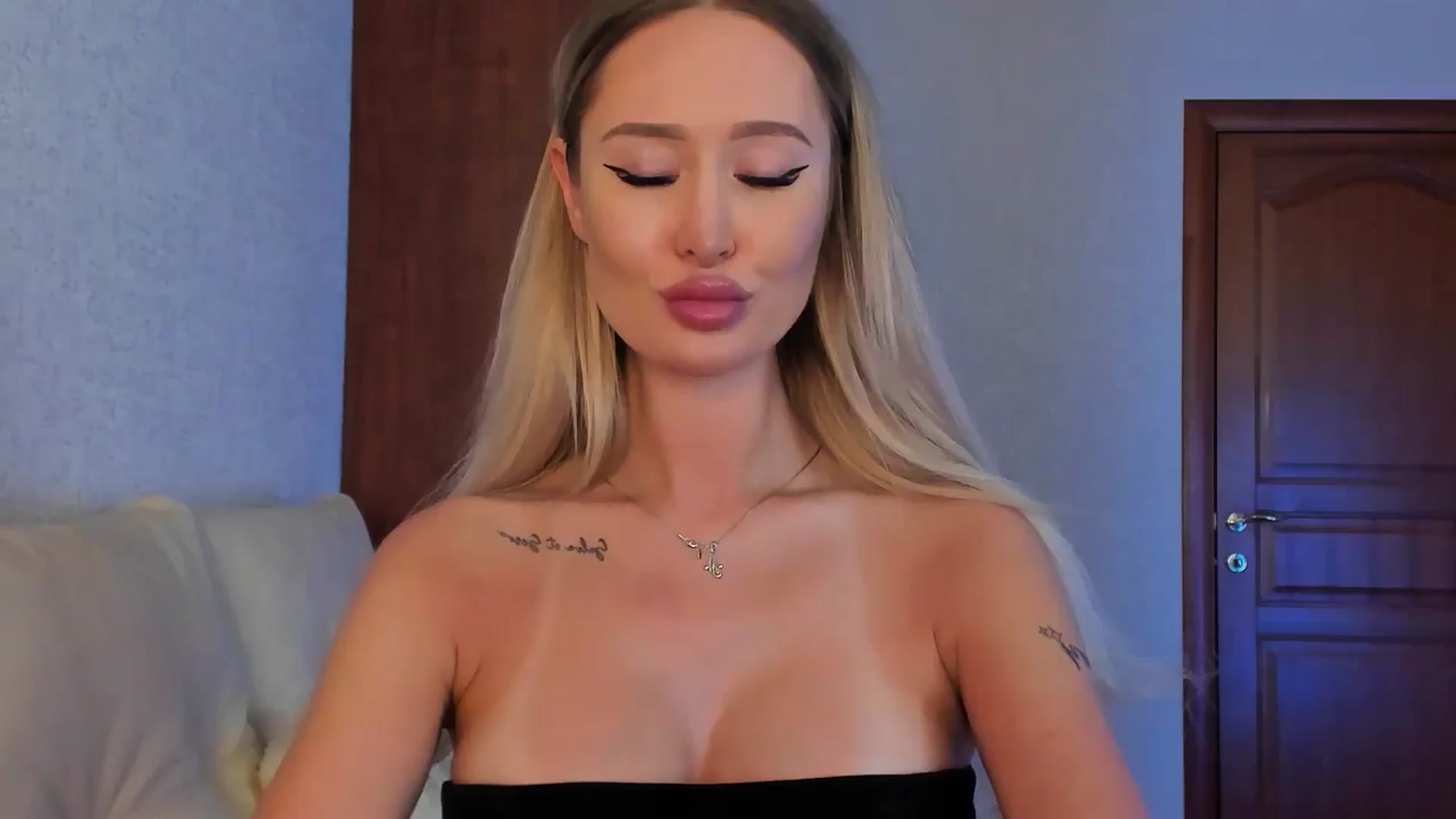 Gallery image thumbnail from MarySweety_'s myfreecams stream on, 06/20/2024, 03:28 image 19 of 20