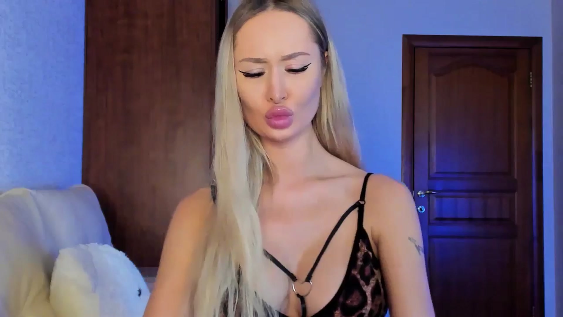 Gallery image thumbnail from MarySweety_'s myfreecams stream on, 10/17/2024, 05:54 image 6 of 20