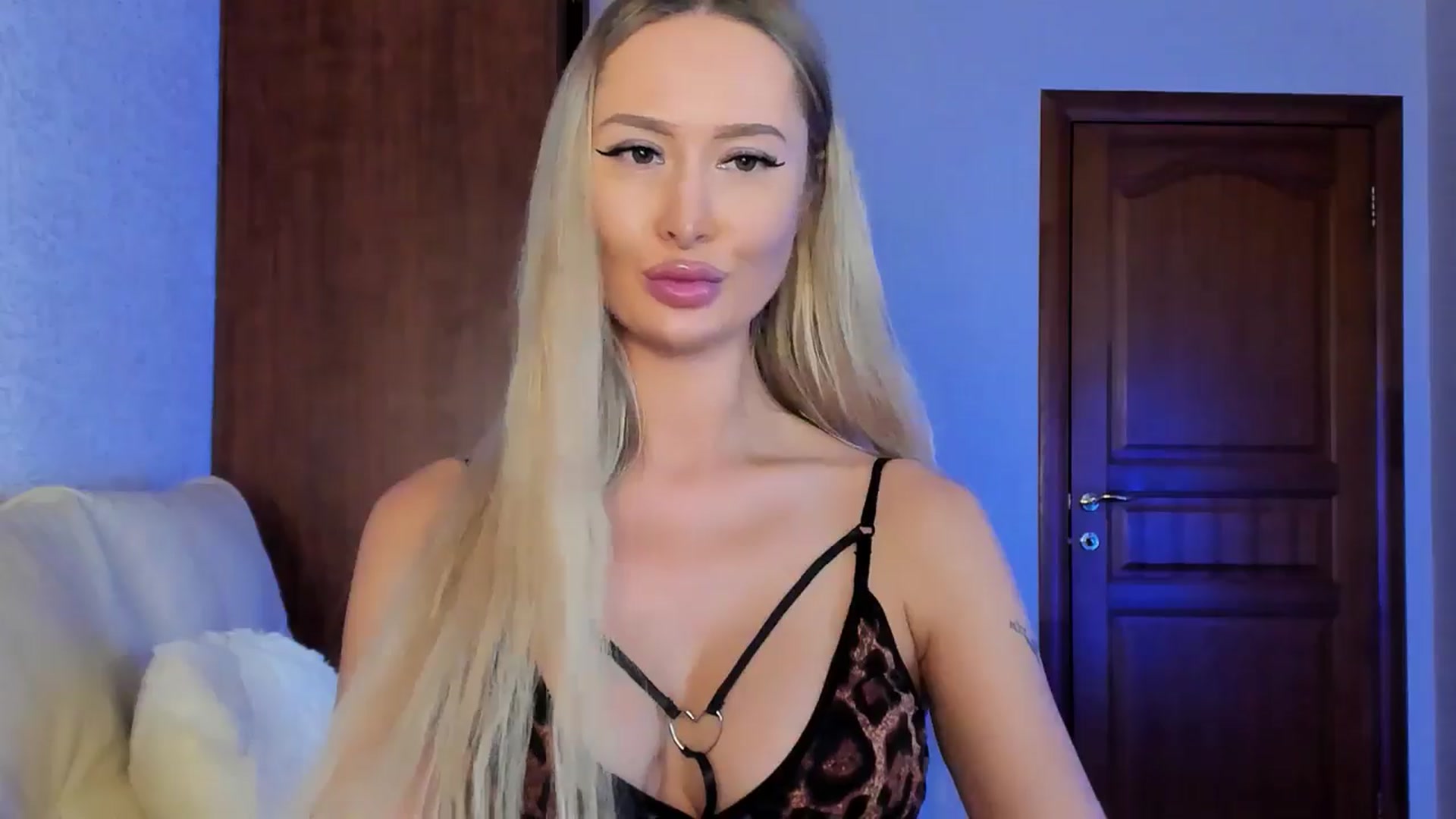 Gallery image thumbnail from MarySweety_'s myfreecams stream on, 10/17/2024, 05:54 image 10 of 20