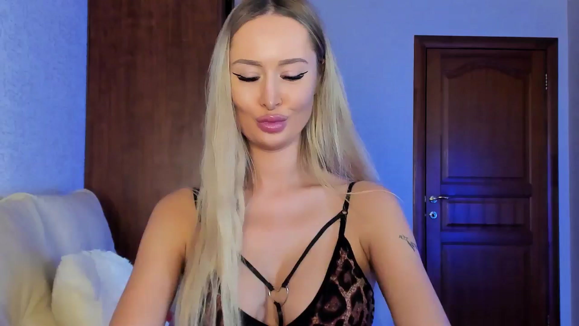 Gallery image thumbnail from MarySweety_'s myfreecams stream on, 10/17/2024, 05:54 image 15 of 20