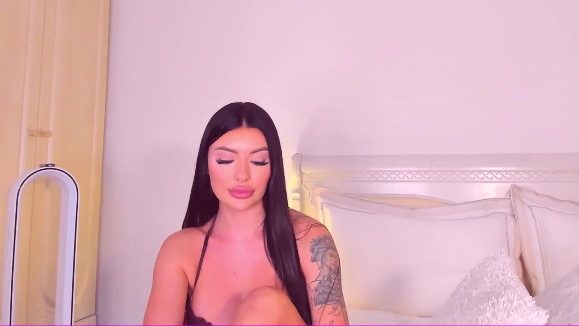 Gallery image thumbnail from Mary_Harris_'s myfreecams stream on, 06/17/2024, 16:17 image 17 of 20