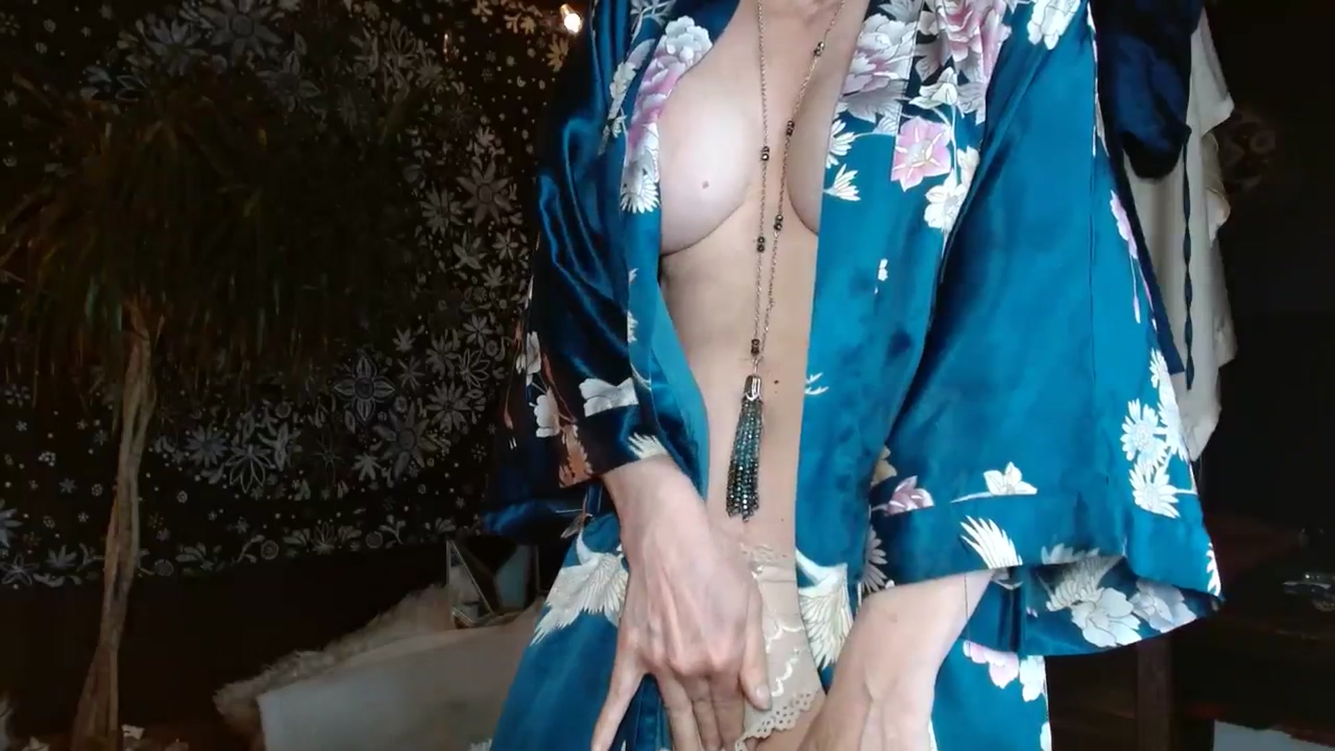 Gallery image thumbnail from MayGray's myfreecams stream on, 04/20/2025, 14:38 image 4 of 20