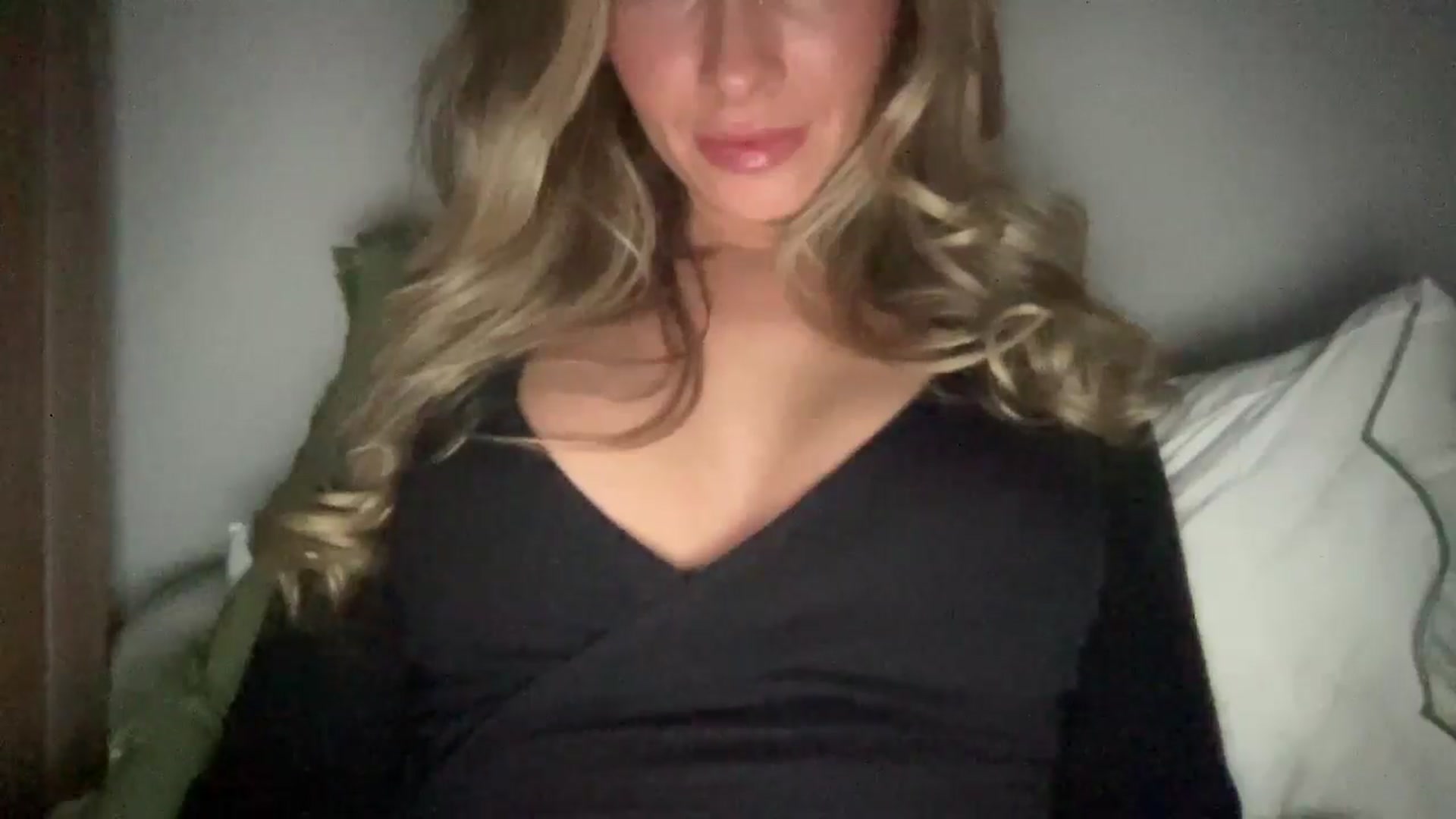 Gallery image thumbnail from MaySophiaa's myfreecams stream on, 01/10/2026, 01:09 image 17 of 20