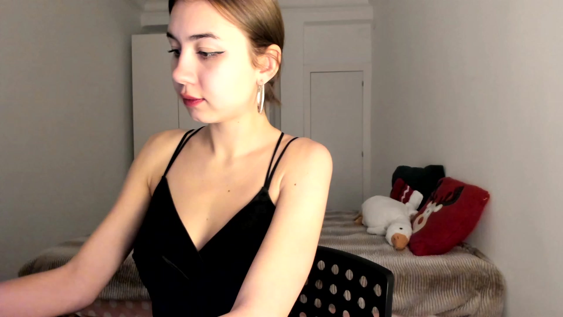 Gallery image thumbnail from MayaKisa's myfreecams stream on, 12/07/2023, 19:43 image 14 of 20