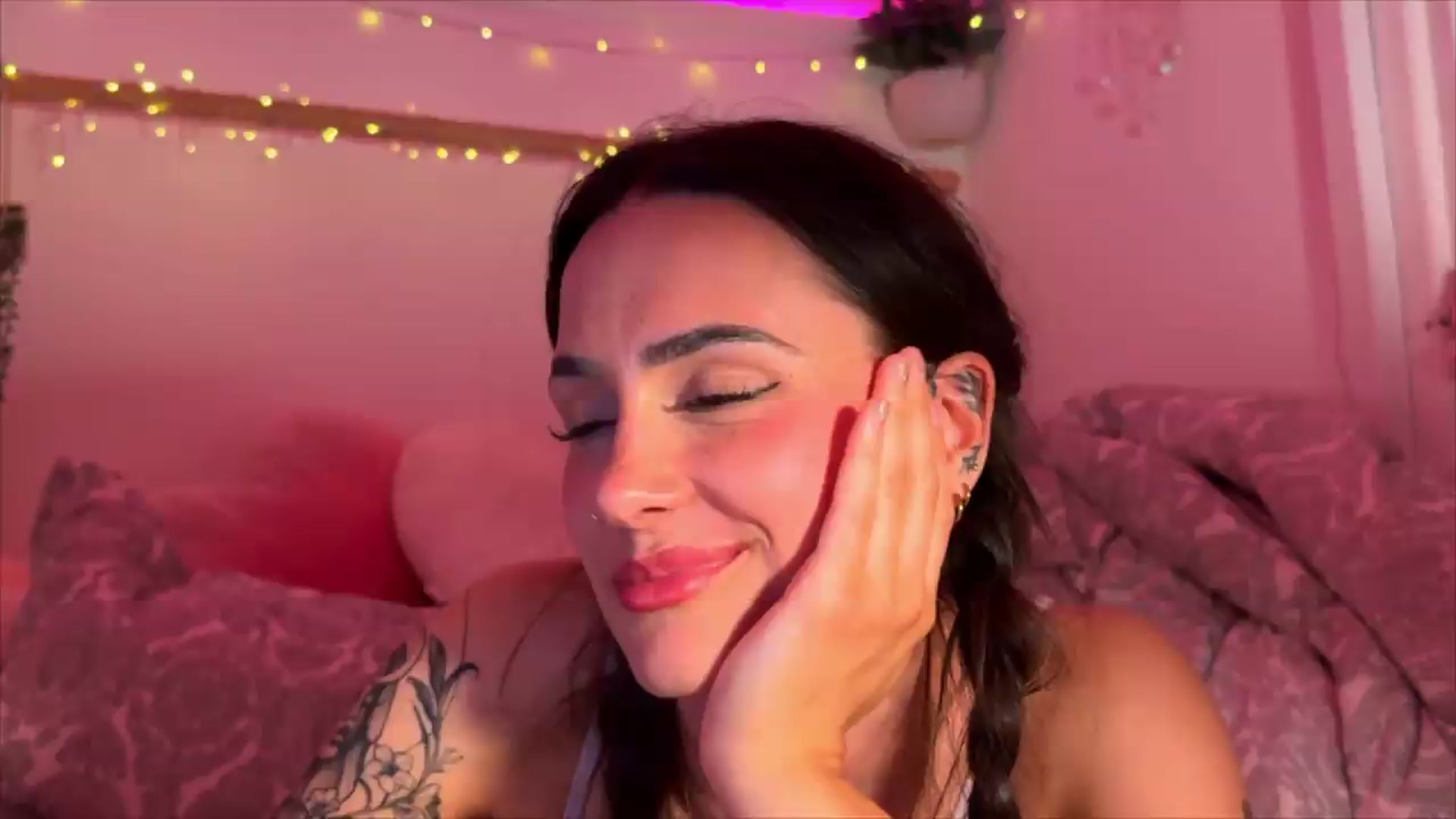 Gallery image thumbnail from MayaMayBee's myfreecams stream on, 06/15/2026, 22:14 image 7 of 20