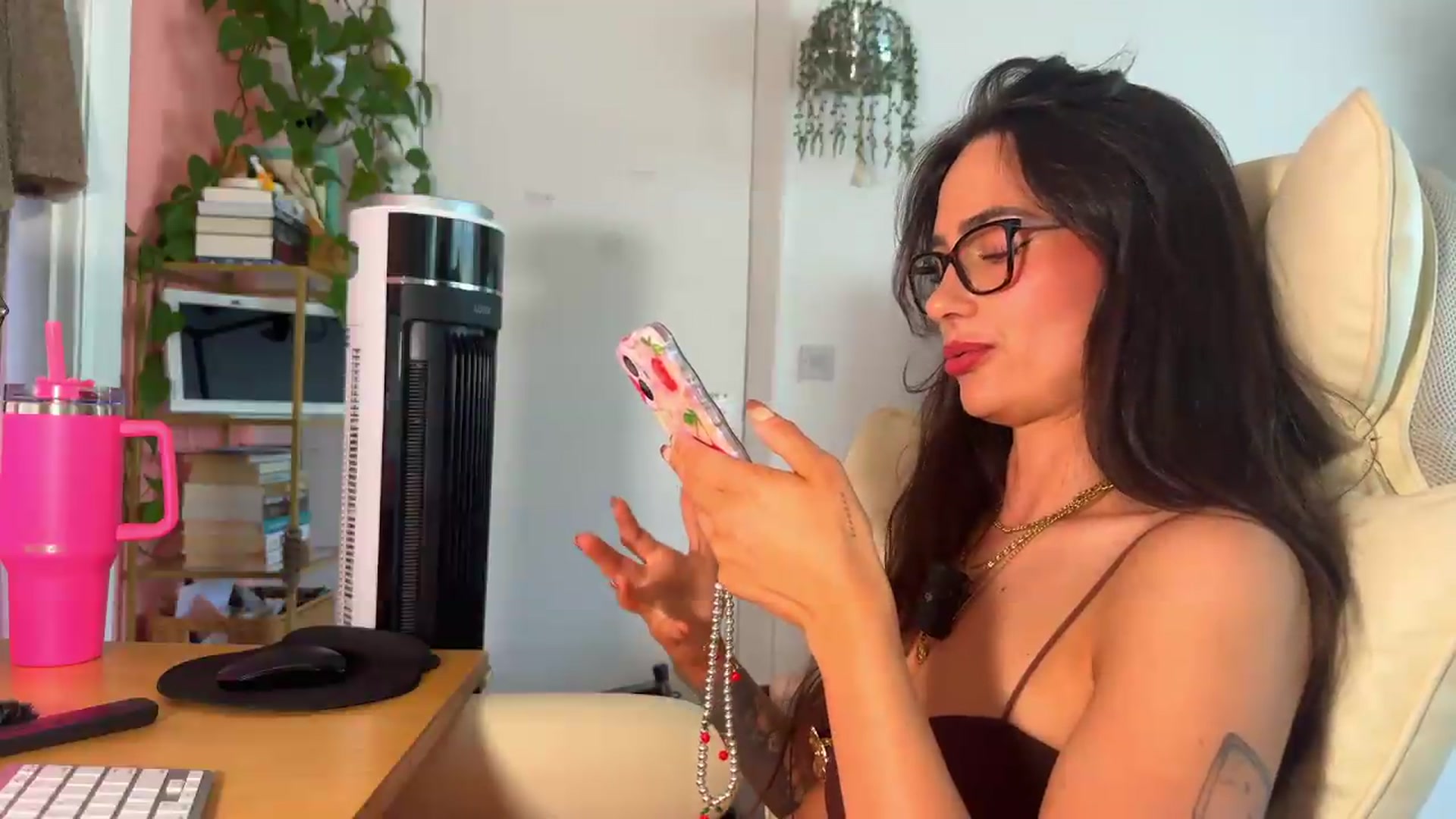 Gallery image thumbnail from MayaMayBee's myfreecams stream on, 06/24/2026, 15:03 image 13 of 20
