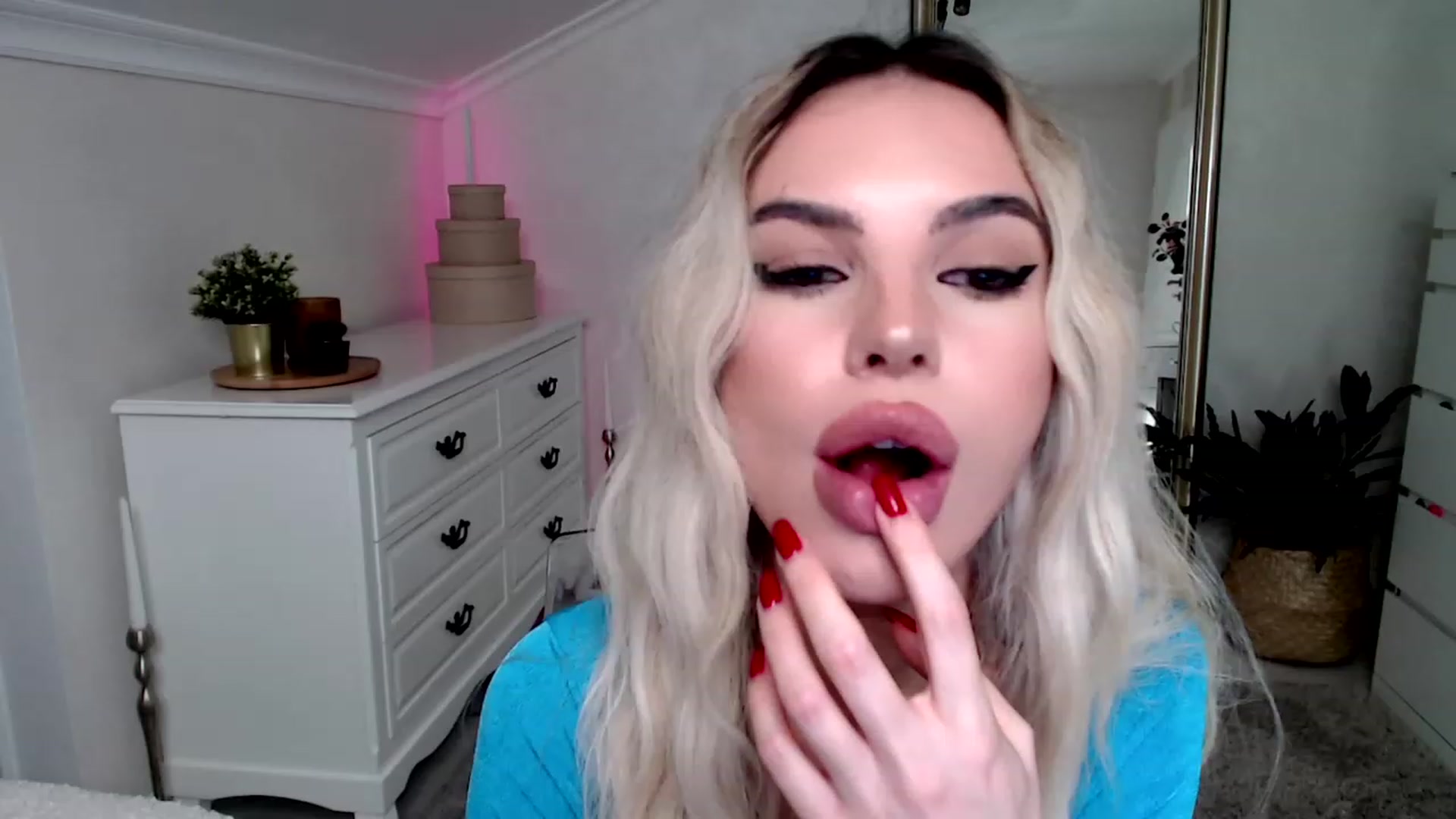 Gallery image thumbnail from Maya_Di's myfreecams stream on, 11/23/2022, 23:38 image 17 of 20