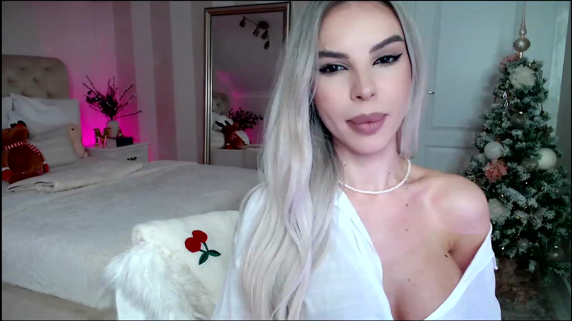 Gallery image thumbnail from Maya_Di's myfreecams stream on, 12/17/2022, 24:32 image 3 of 20