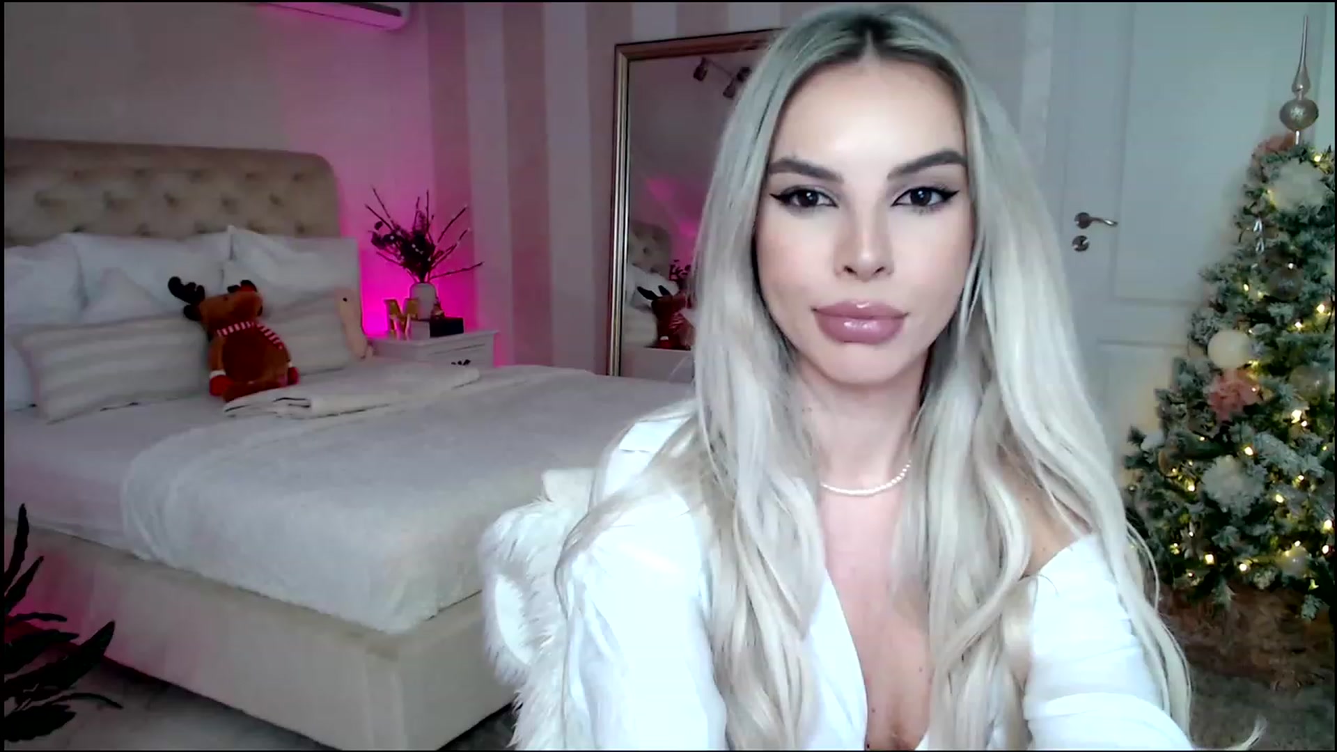 Gallery image thumbnail from Maya_Di's myfreecams stream on, 12/17/2022, 24:32 image 16 of 20