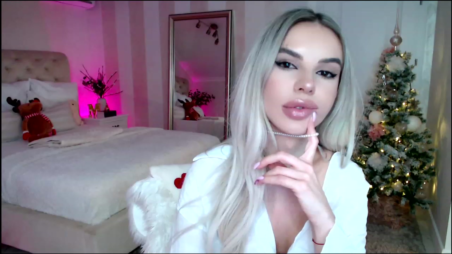 Gallery image thumbnail from Maya_Di's myfreecams stream on, 12/17/2022, 24:32 image 17 of 20