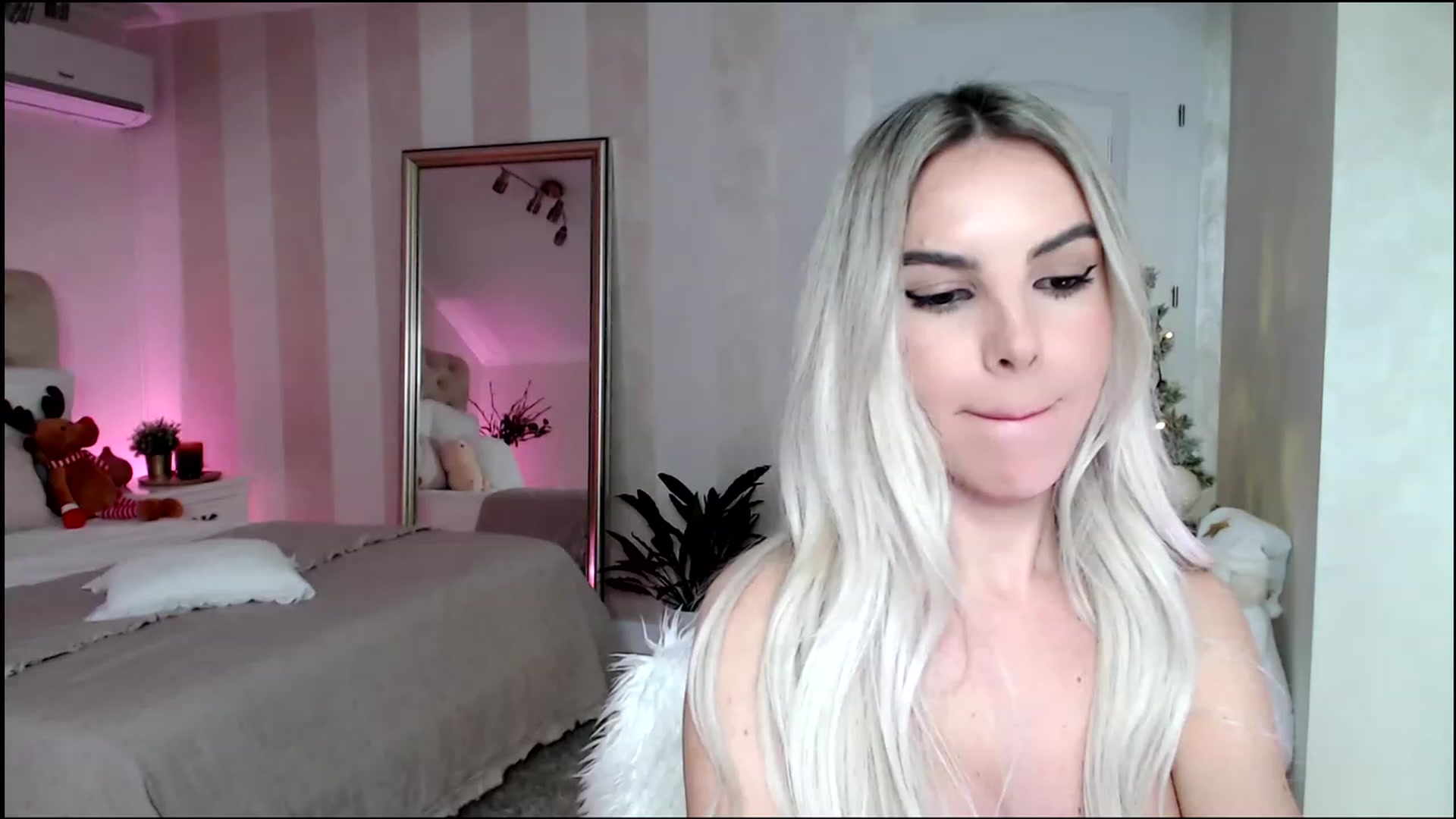 Gallery image thumbnail from Maya_Di's myfreecams stream on, 12/29/2022, 01:52 image 15 of 20