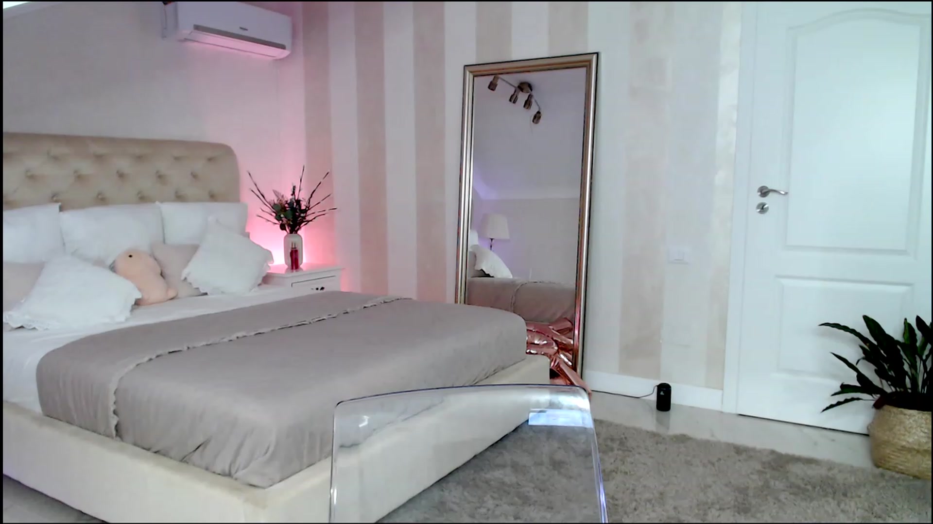 Gallery image thumbnail from Maya_Di's myfreecams stream on, 01/22/2023, 24:28 image 1 of 20