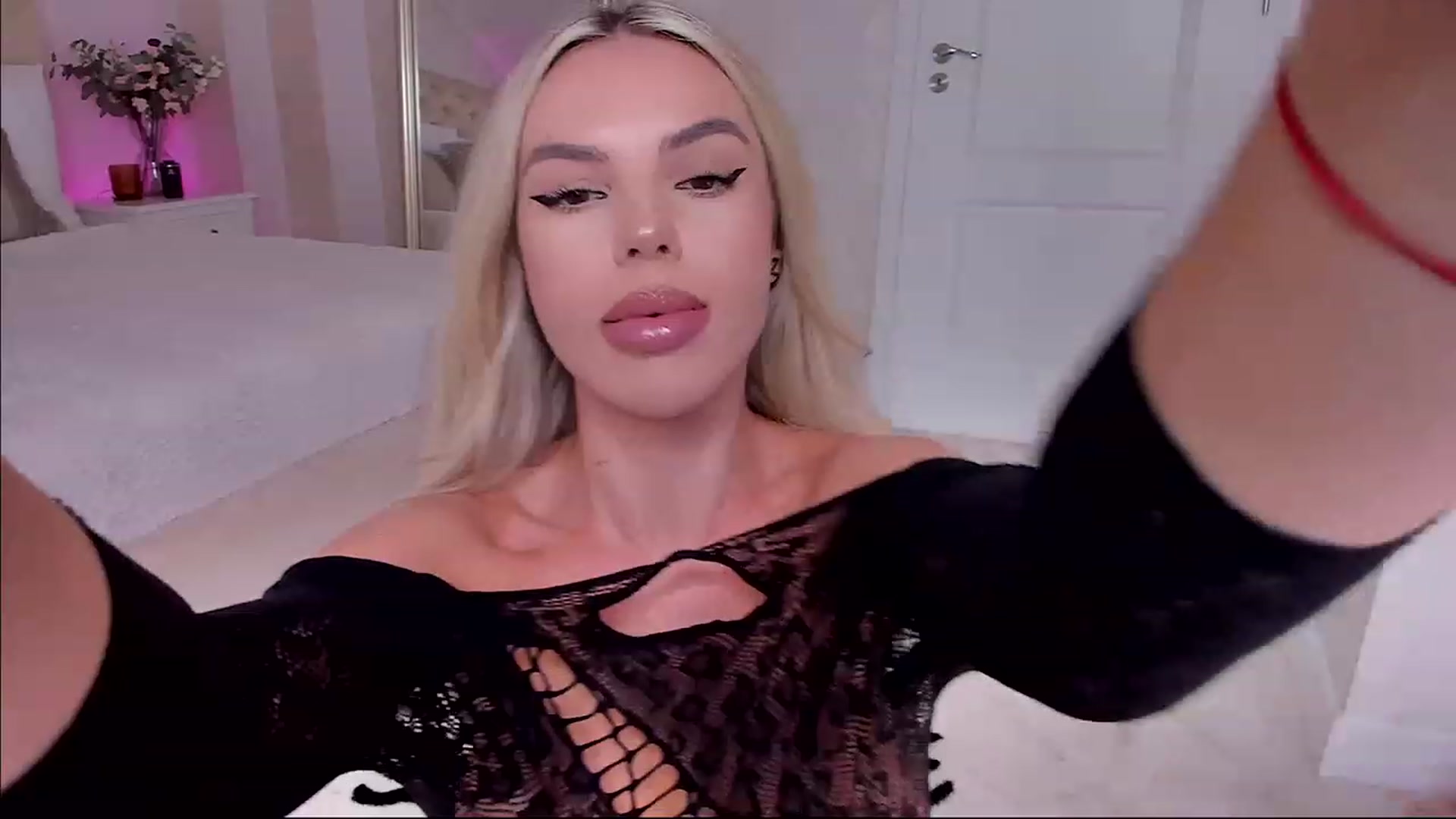 Gallery image thumbnail from Maya_Di's myfreecams stream on, 10/12/2023, 24:25 image 3 of 20