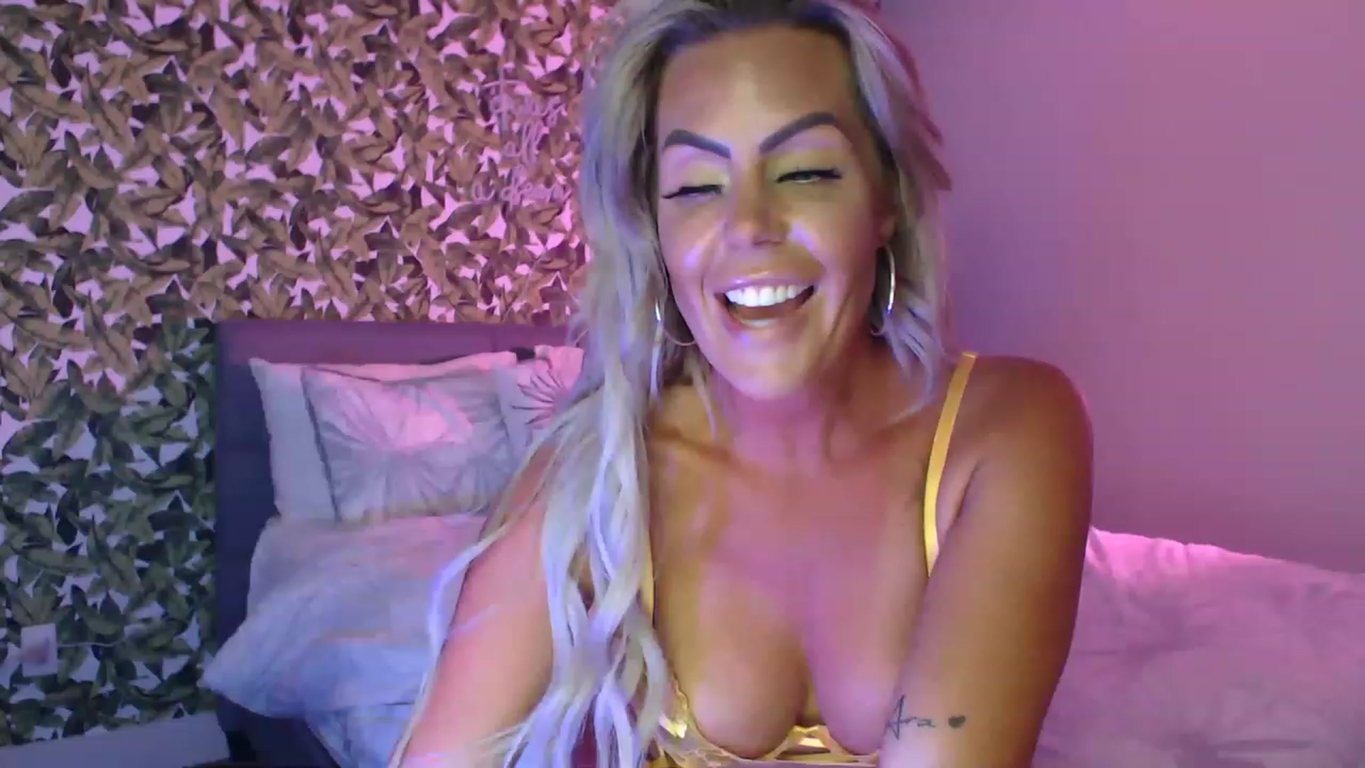 Gallery image thumbnail from MaysinRose's myfreecams stream on, 05/17/2023, 03:11 image 20 of 20