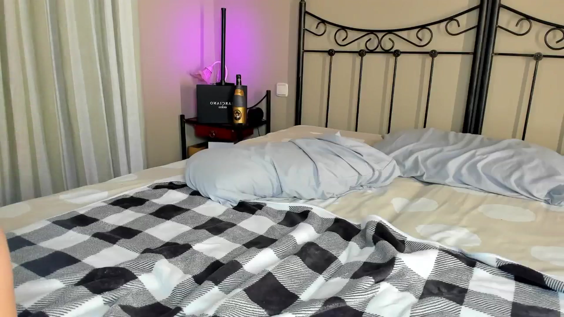 Gallery image thumbnail from Mazeky's myfreecams stream on, 11/18/2024, 22:37 image 18 of 20