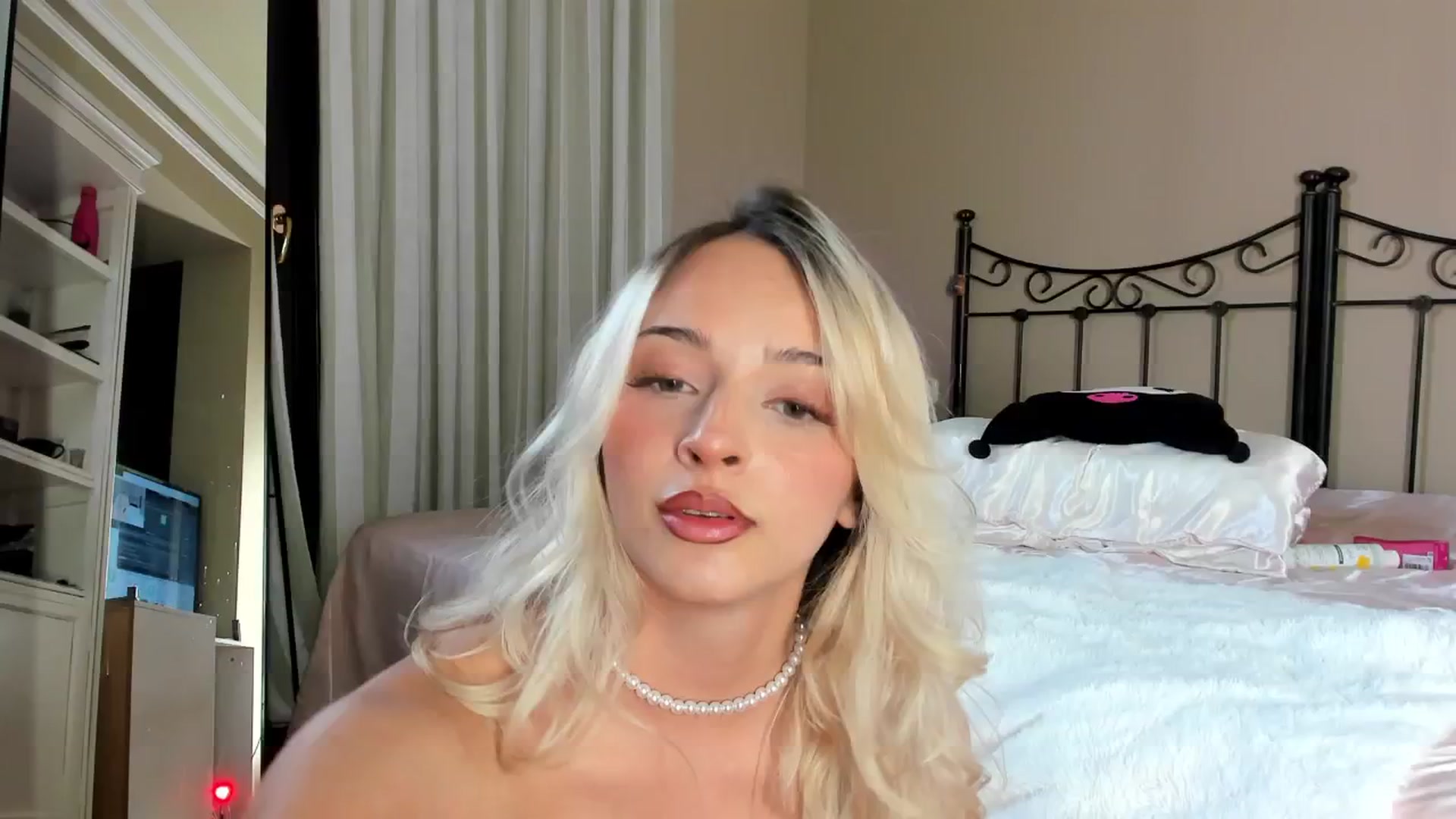 Gallery image thumbnail from Mazeky's myfreecams stream on, 01/08/2025, 19:31 image 16 of 20