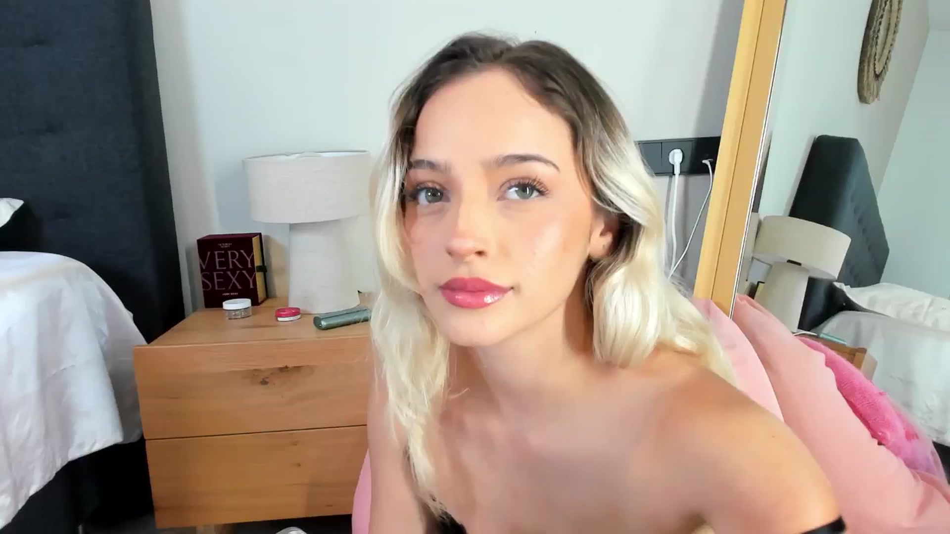 Gallery image thumbnail from Mazeky's myfreecams stream on, 04/18/2025, 21:00 image 2 of 20