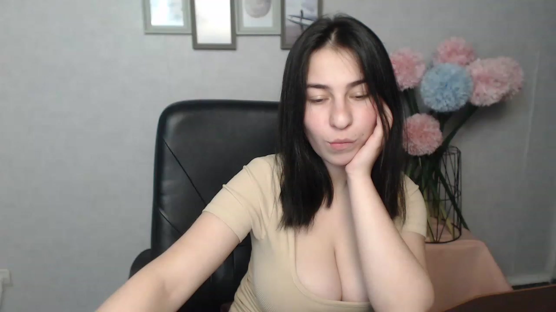 Gallery image thumbnail from MeganFoxxi's myfreecams stream on, 11/28/2022, 16:16 image 12 of 20