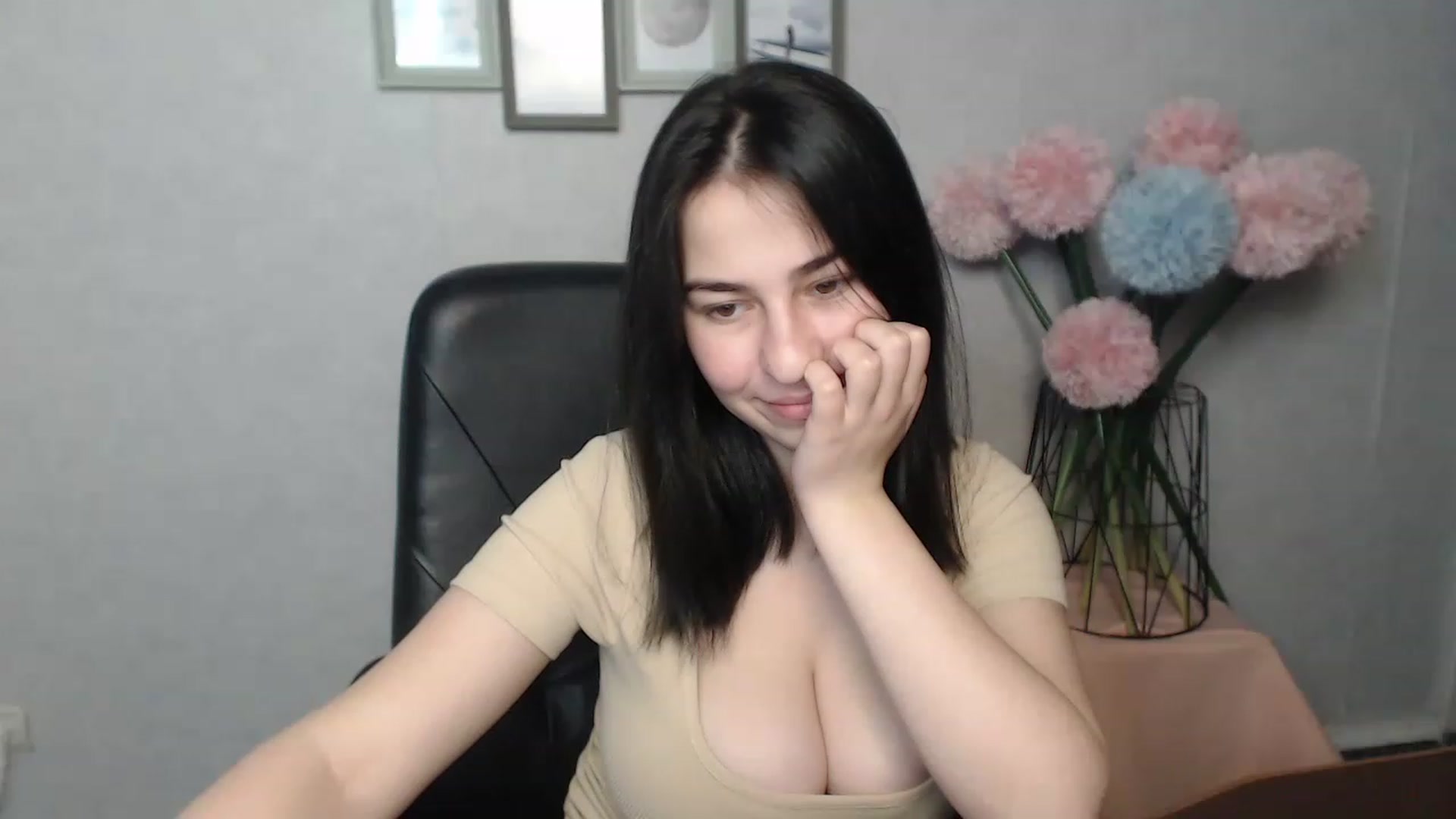 Gallery image thumbnail from MeganFoxxi's myfreecams stream on, 11/28/2022, 16:16 image 11 of 20
