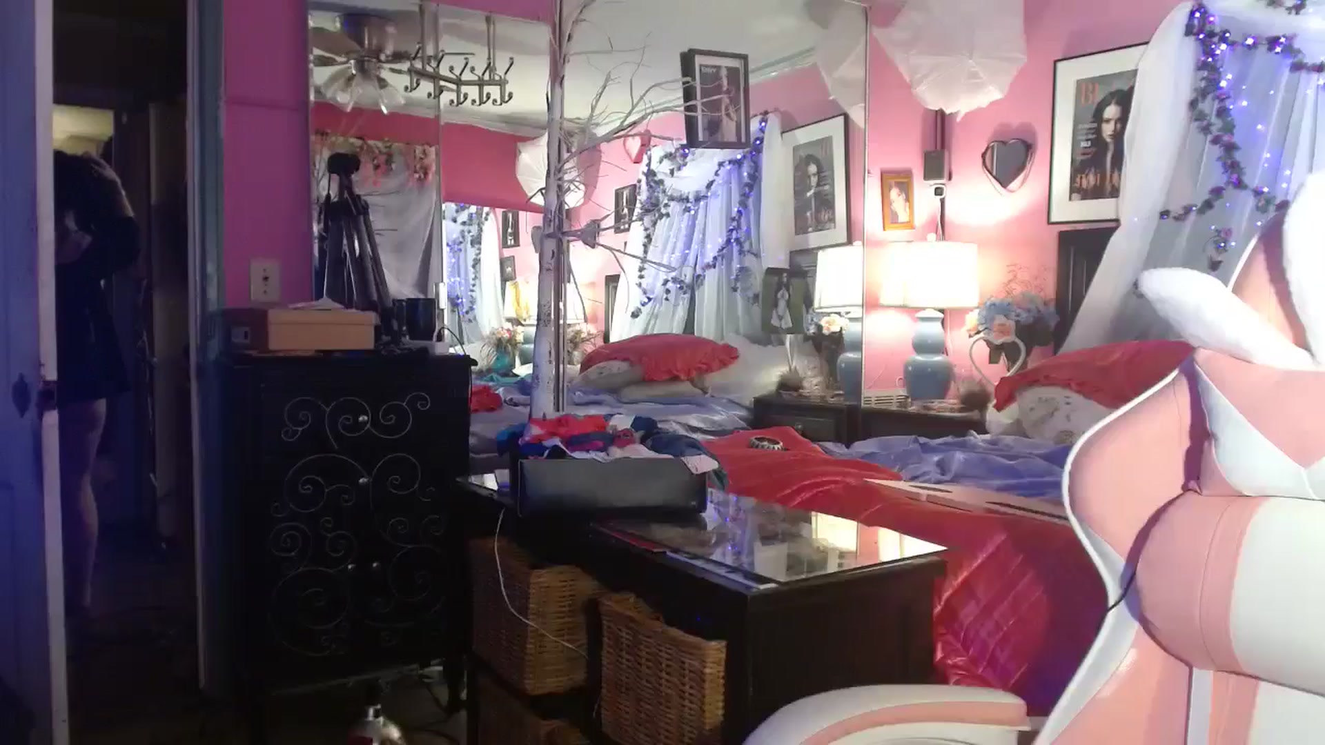 Gallery image thumbnail from MeganFux_'s myfreecams stream on, 10/13/2024, 08:54 image 16 of 20