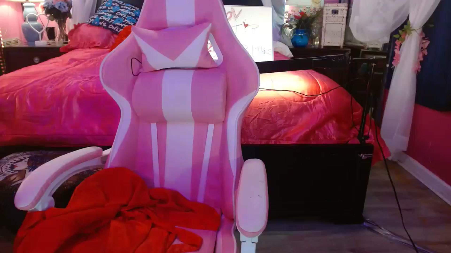 Gallery image thumbnail from MeganFux_'s myfreecams stream on, 11/13/2024, 10:55 image 3 of 20