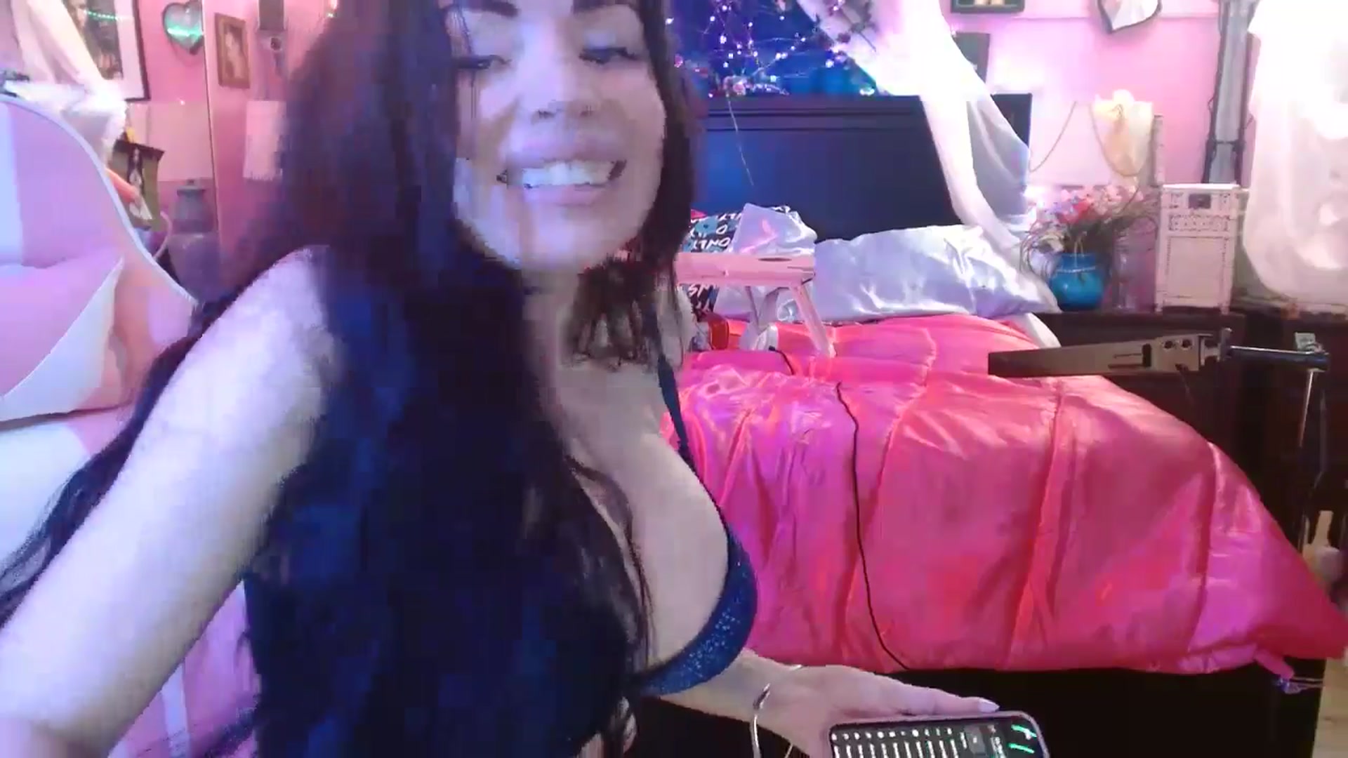 Gallery image thumbnail from MeganFux_'s myfreecams stream on, 11/15/2024, 08:57 image 15 of 20