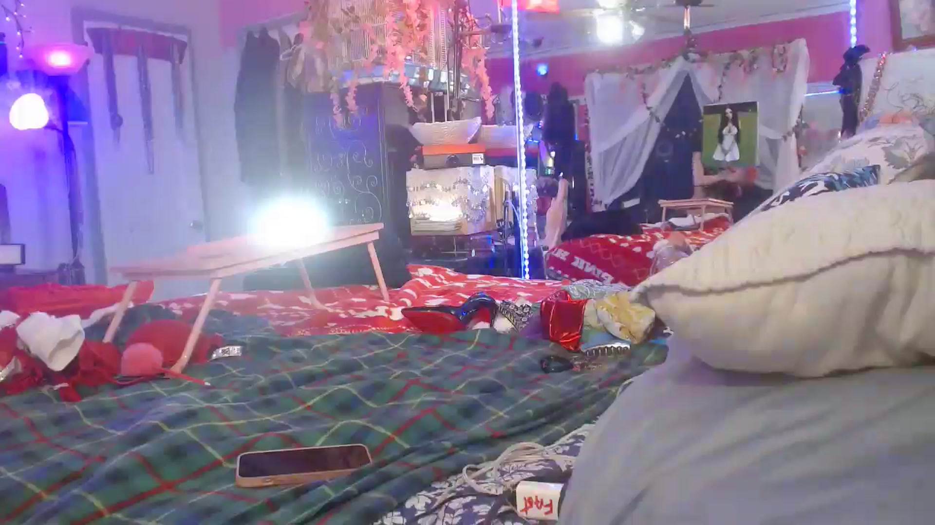 Gallery image thumbnail from MeganFux_'s myfreecams stream on, 12/03/2024, 09:12 image 18 of 20