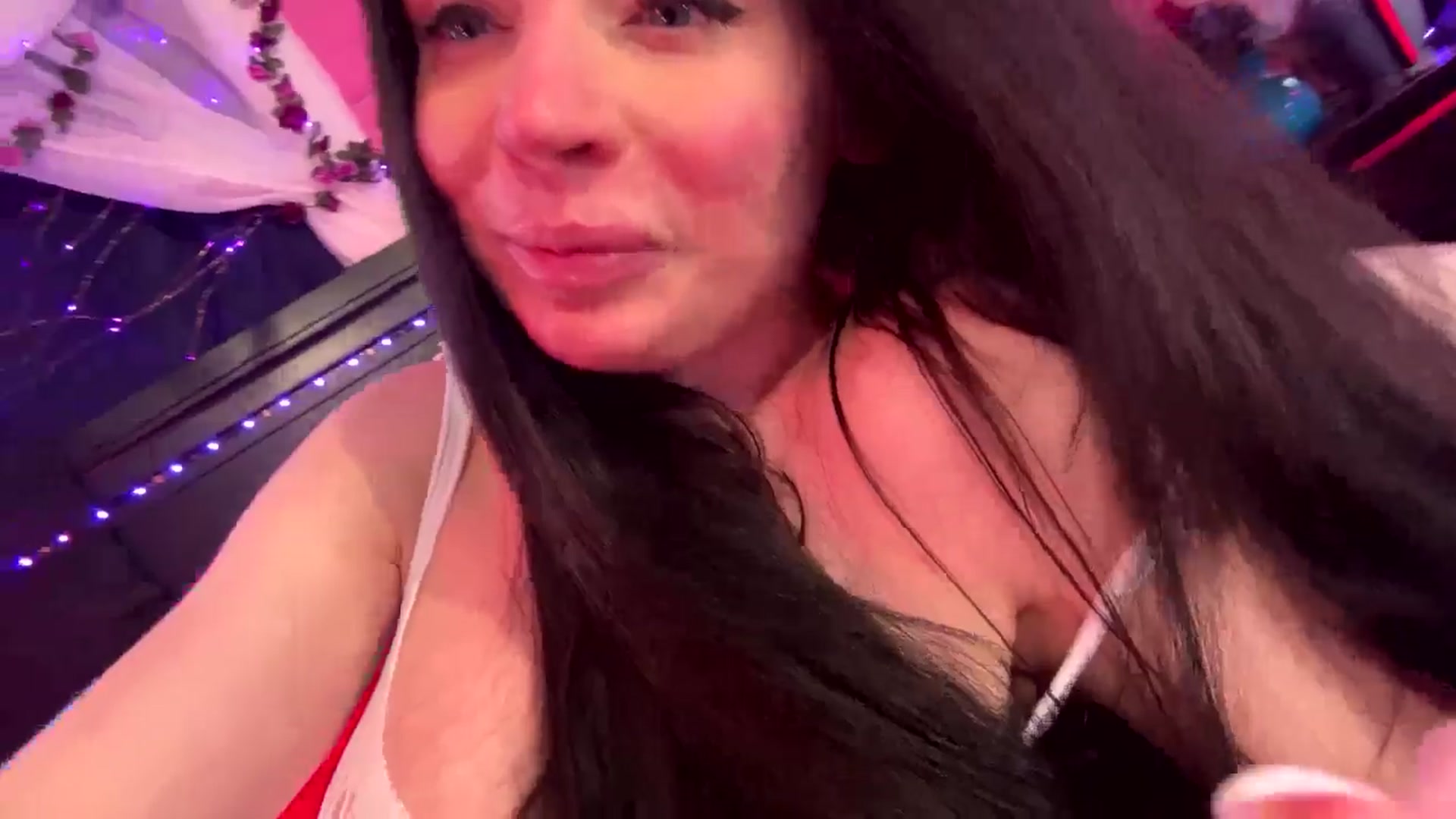 Gallery image thumbnail from MeganFux_'s myfreecams stream on, 03/19/2025, 10:43 image 10 of 20