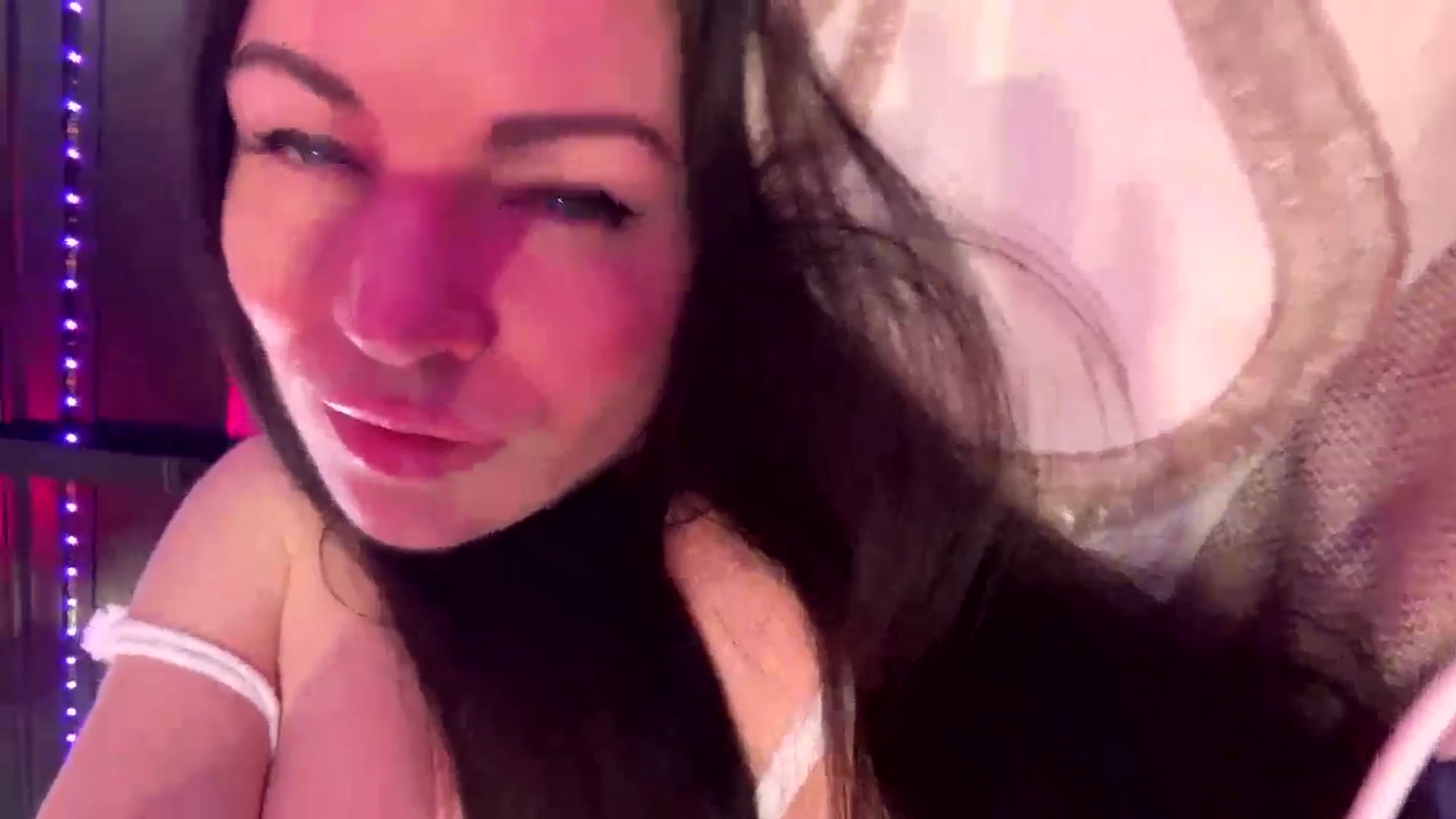 Gallery image thumbnail from MeganFux_'s myfreecams stream on, 03/19/2025, 10:43 image 4 of 20