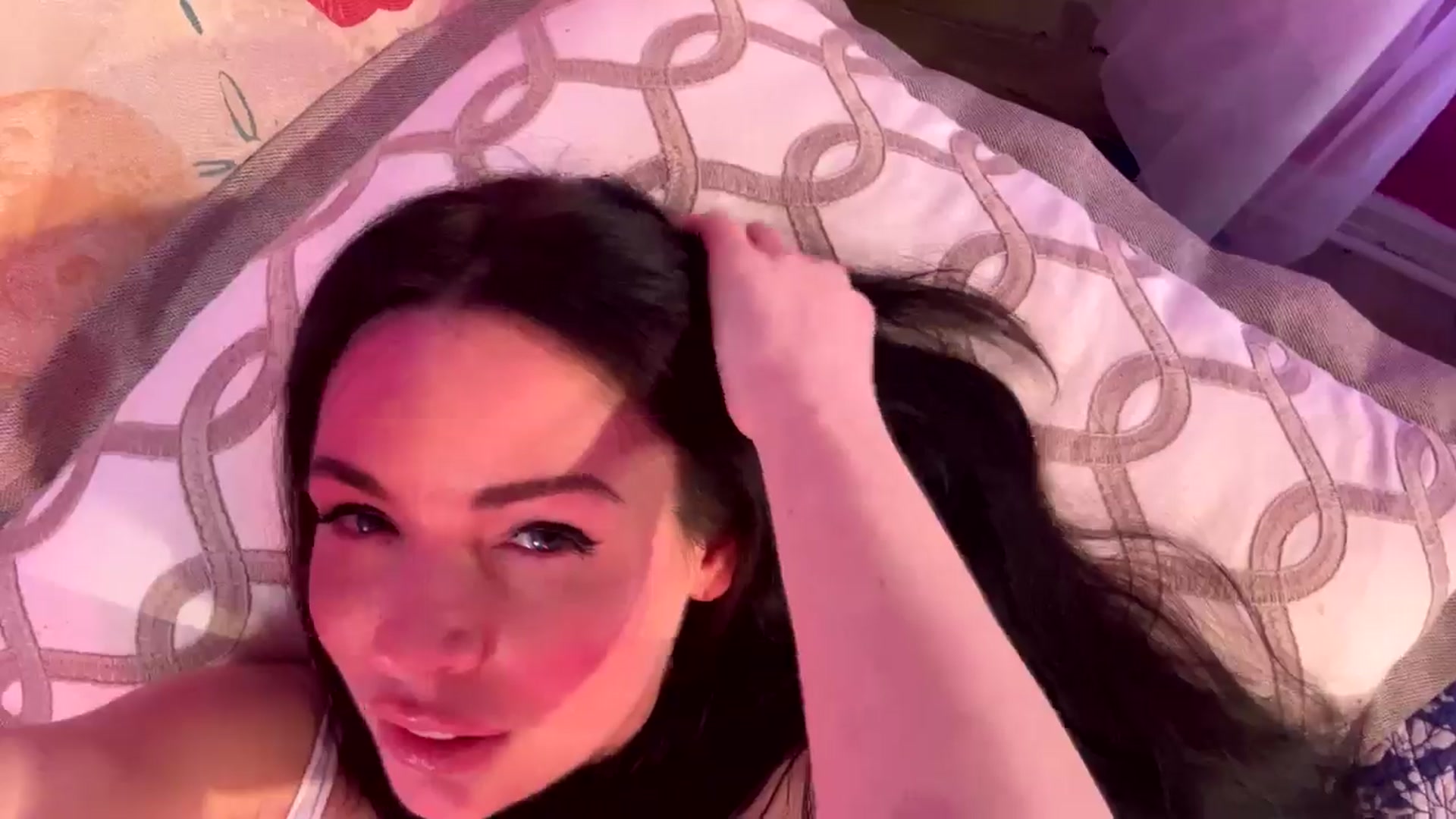 Gallery image thumbnail from MeganFux_'s myfreecams stream on, 03/19/2025, 10:43 image 13 of 20