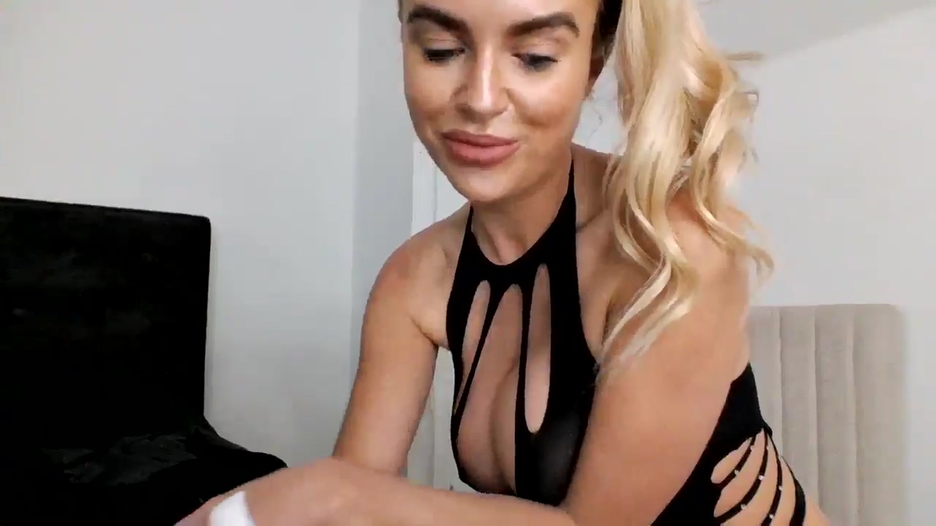 Gallery image thumbnail from MeganMiles's myfreecams stream on, 11/21/2025, 19:09 image 8 of 20