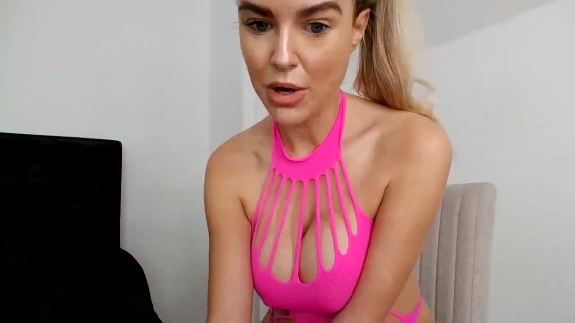 Gallery image thumbnail from MeganMiles's myfreecams stream on, 11/24/2025, 10:34 image 15 of 20