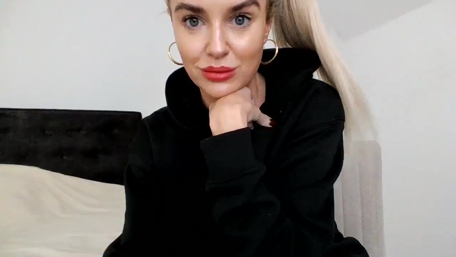 Gallery image thumbnail from MeganMiles's myfreecams stream on, 12/15/2025, 13:54 image 15 of 20