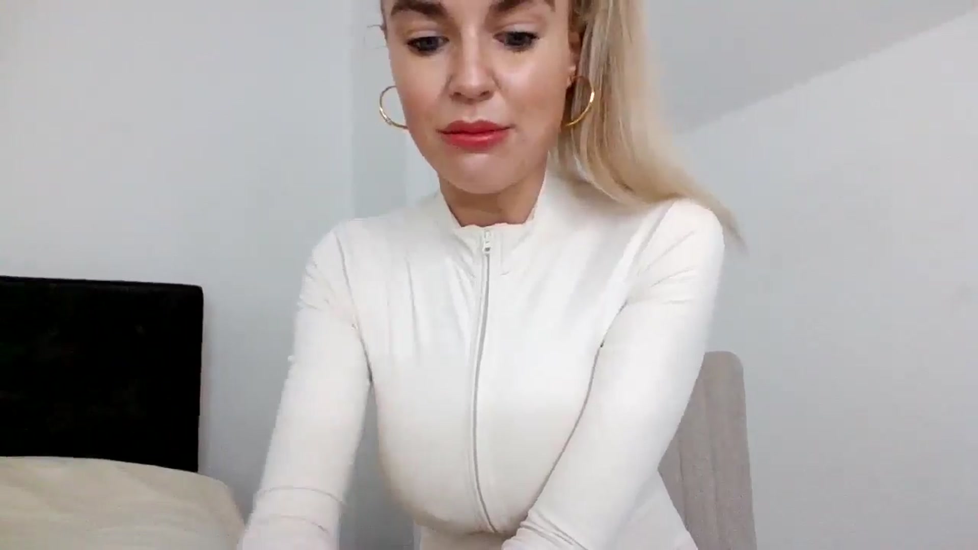Gallery image thumbnail from MeganMiles's myfreecams stream on, 12/17/2025, 11:54 image 3 of 20