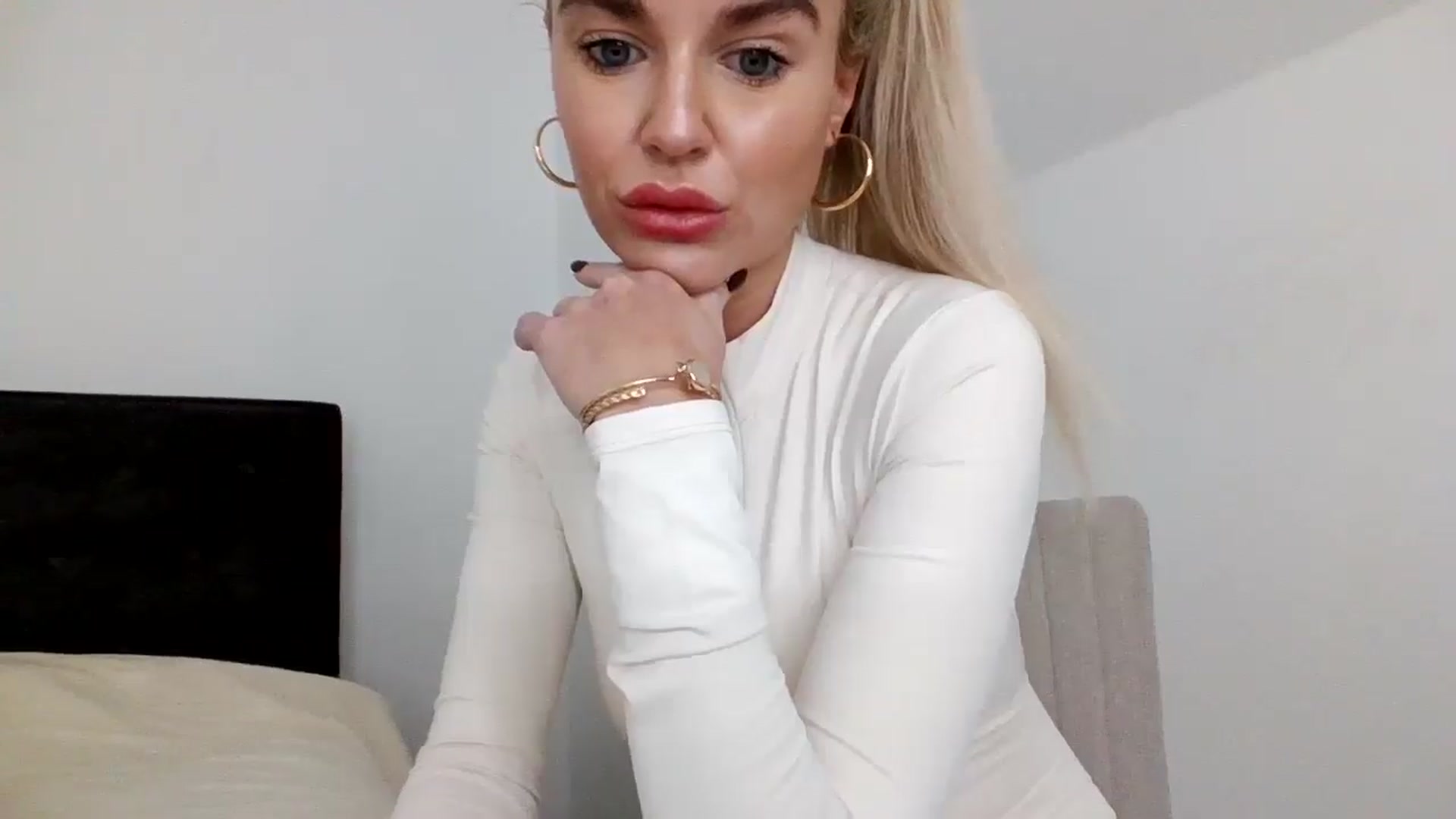 Gallery image thumbnail from MeganMiles's myfreecams stream on, 12/17/2025, 11:54 image 17 of 20