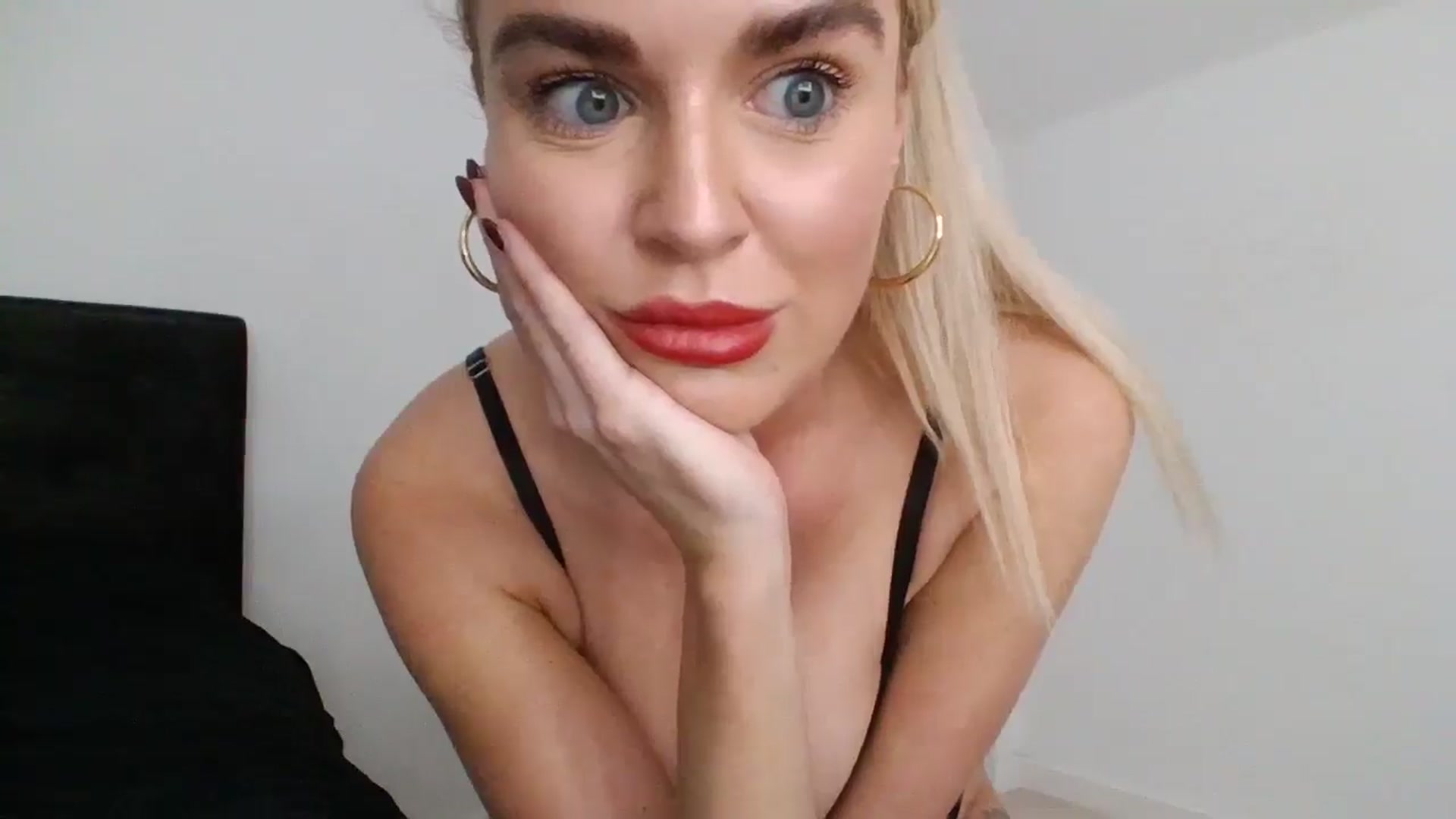 Gallery image thumbnail from MeganMiles's myfreecams stream on, 12/30/2025, 19:16 image 17 of 20
