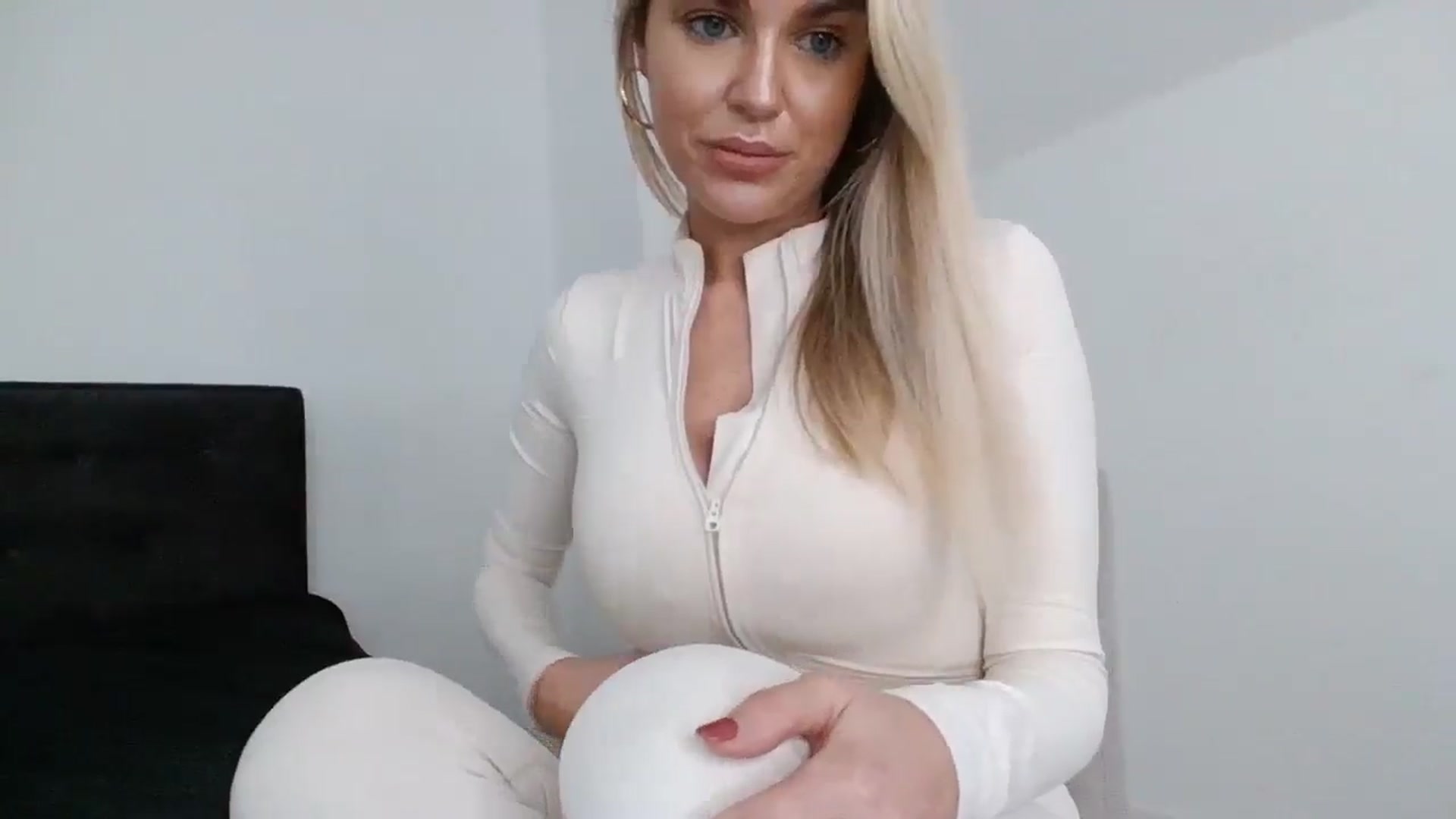 Gallery image thumbnail from MeganMiles's myfreecams stream on, 02/10/2026, 13:08 image 13 of 20