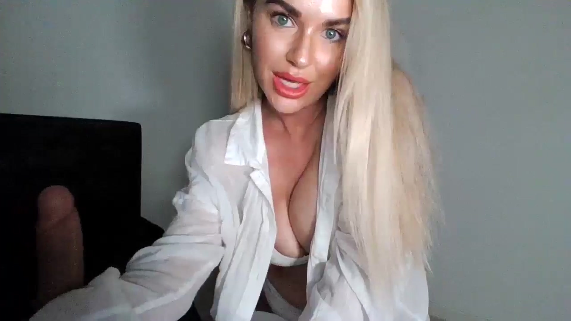 Gallery image thumbnail from MeganMiles's myfreecams stream on, 04/14/2026, 20:14 image 12 of 20