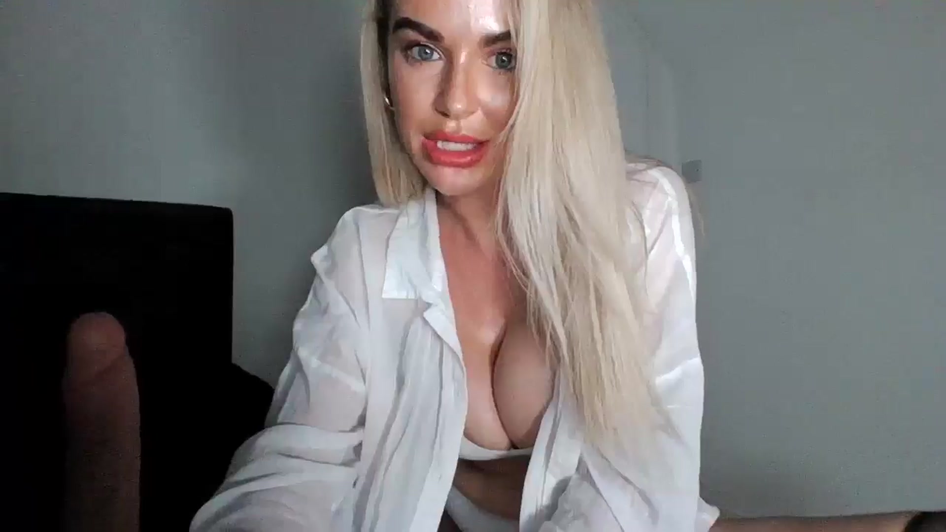 Gallery image thumbnail from MeganMiles's myfreecams stream on, 04/14/2026, 20:14 image 15 of 20